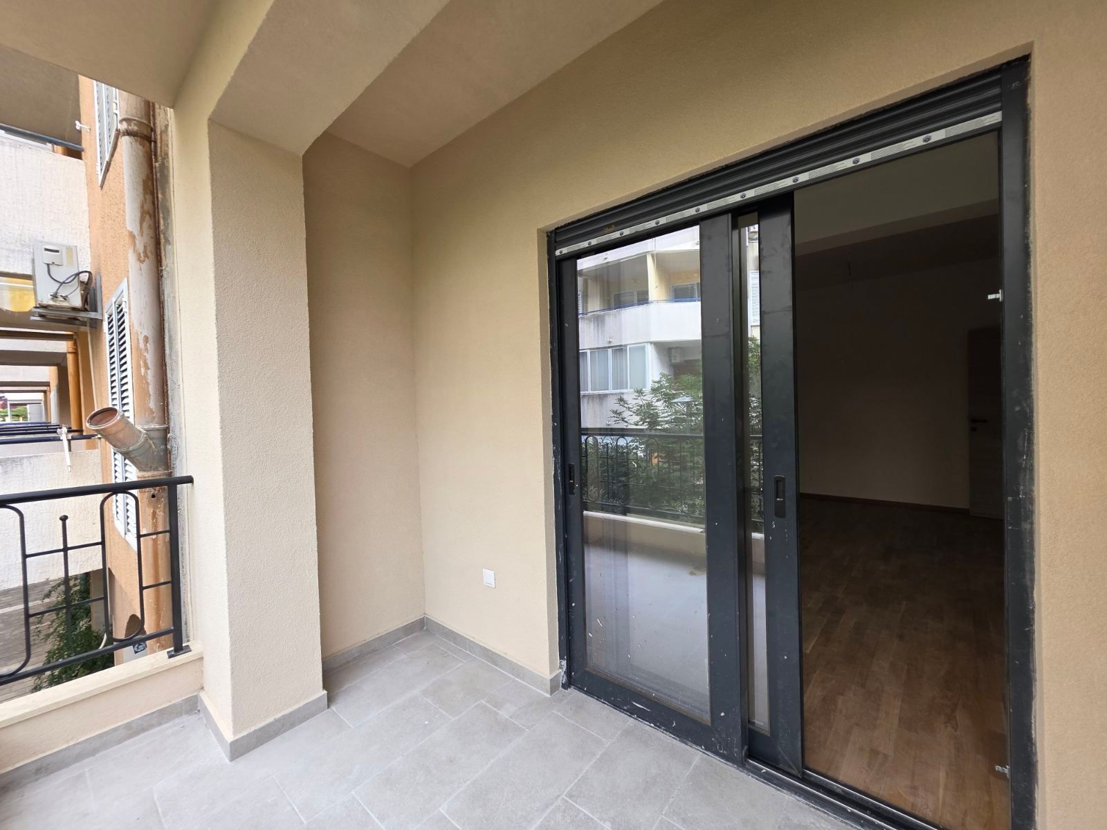 Dvosoban stan 79.18m2 u novom stambeno poslovnoj zgradi-Budva,Adok - Amfora Real Estate