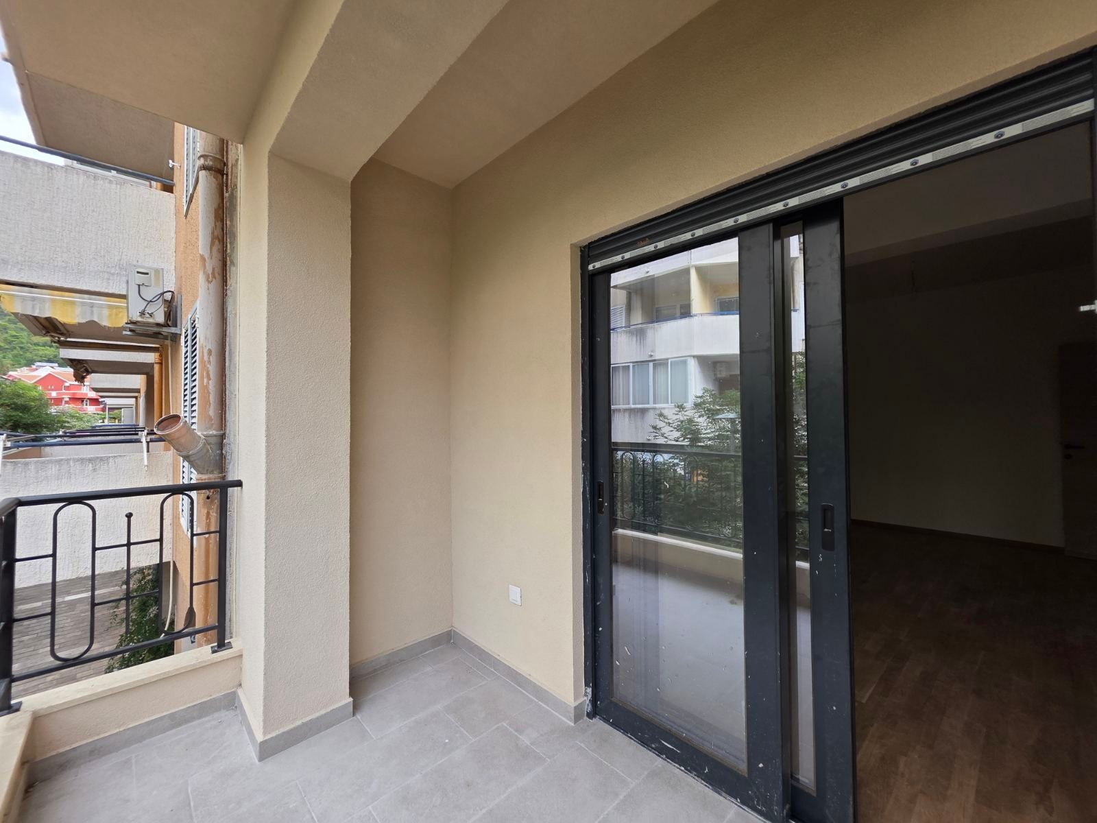 Dvosoban stan 79.18m2 u novom stambeno poslovnoj zgradi-Budva,Adok - Amfora Real Estate