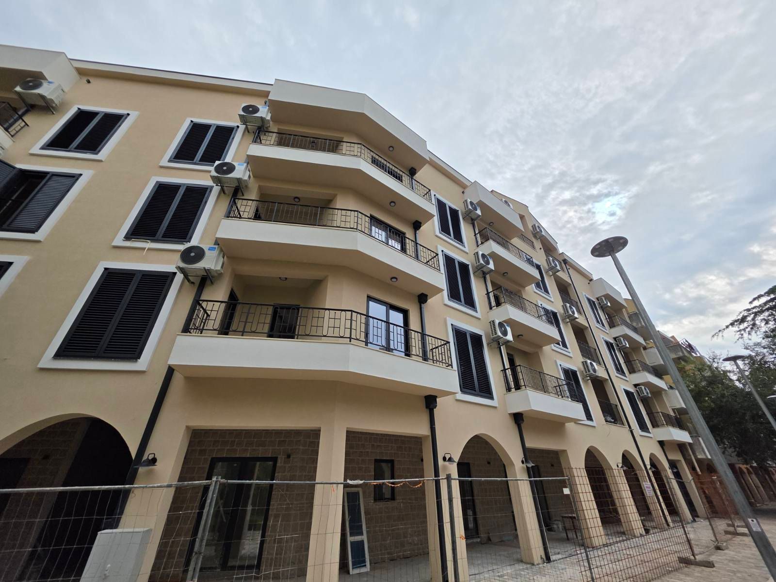 Trosoban stan 114.57m2 u novom stambeno poslovnoj zgradi-Budva,Adok - Amfora Real Estate