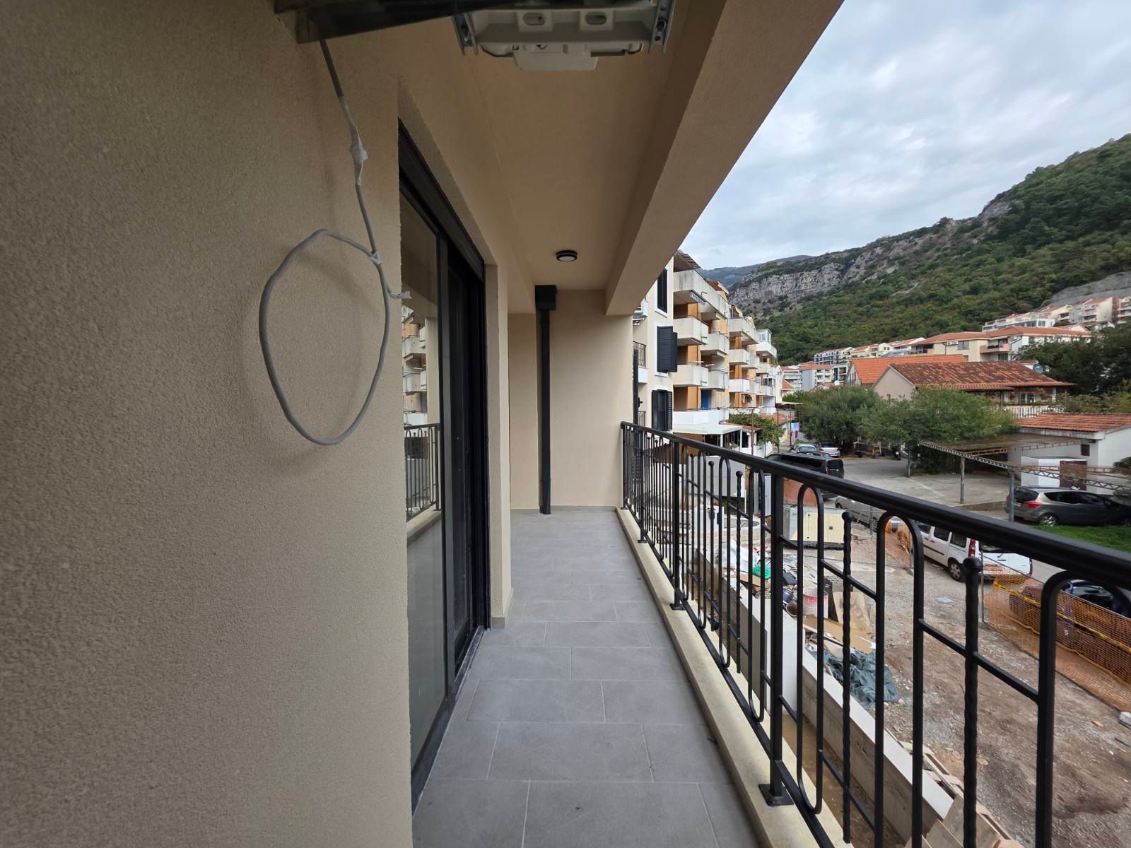 Trosoban stan 114.57m2 u novom stambeno poslovnoj zgradi-Budva,Adok - Amfora Real Estate