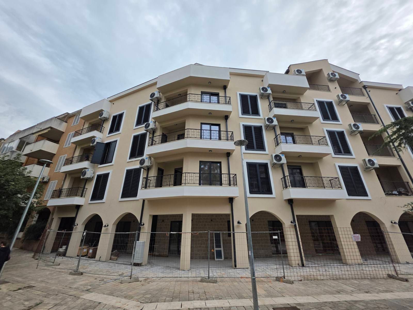 Trosoban stan 114.57m2 u novom stambeno poslovnoj zgradi-Budva,Adok - Amfora Real Estate