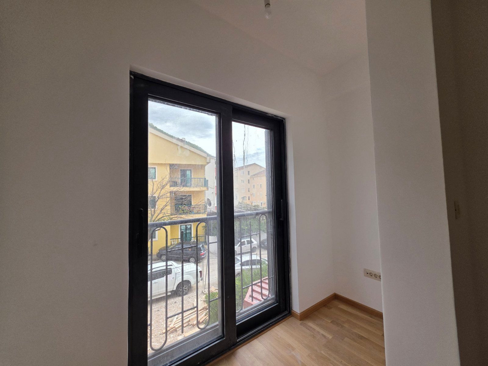 Trosoban stan 114.57m2 u novom stambeno poslovnoj zgradi-Budva,Adok - Amfora Real Estate