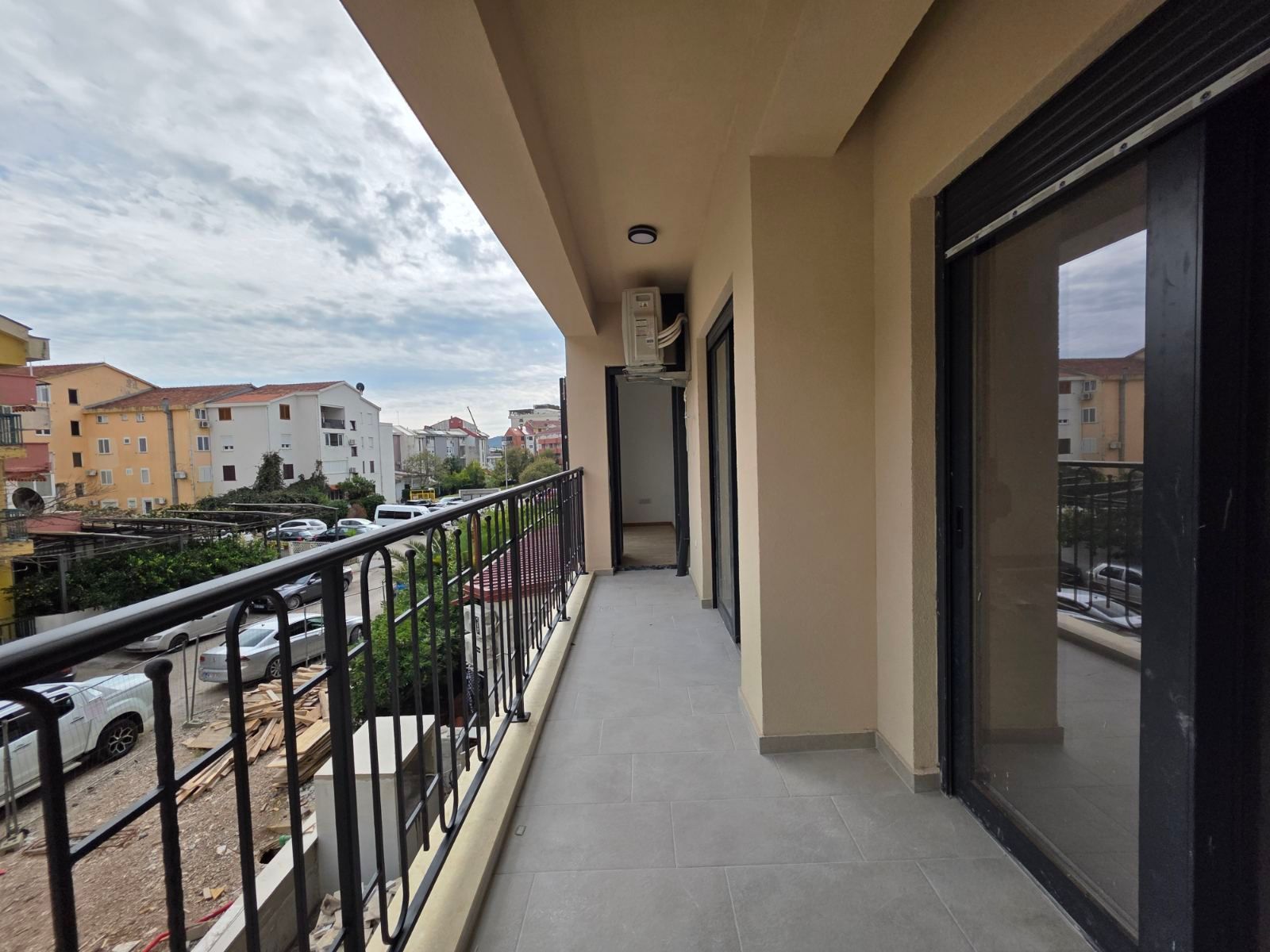 Trosoban stan 114.57m2 u novom stambeno poslovnoj zgradi-Budva,Adok - Amfora Real Estate