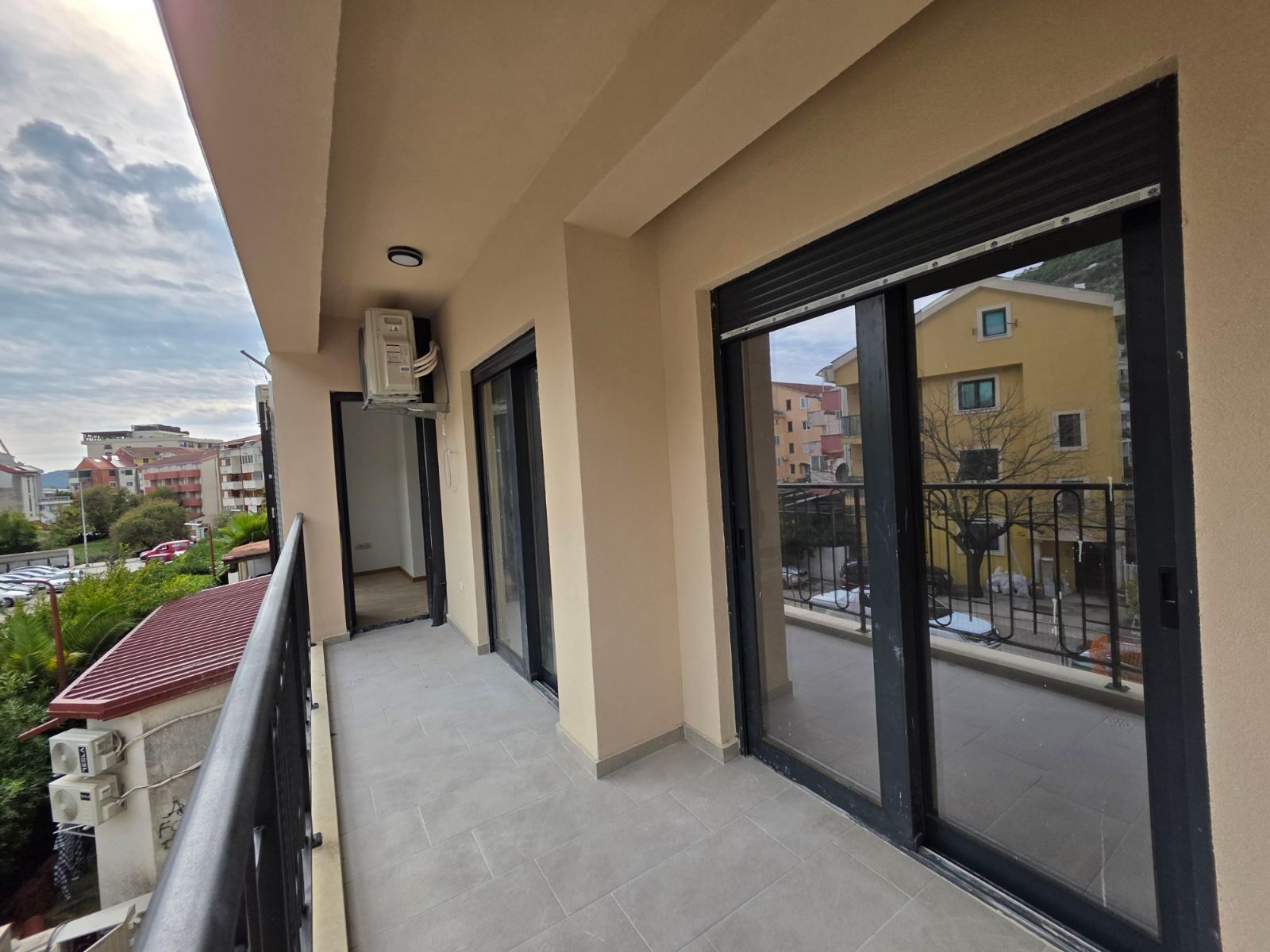 Trosoban stan 114.57m2 u novom stambeno poslovnoj zgradi-Budva,Adok - Amfora Real Estate