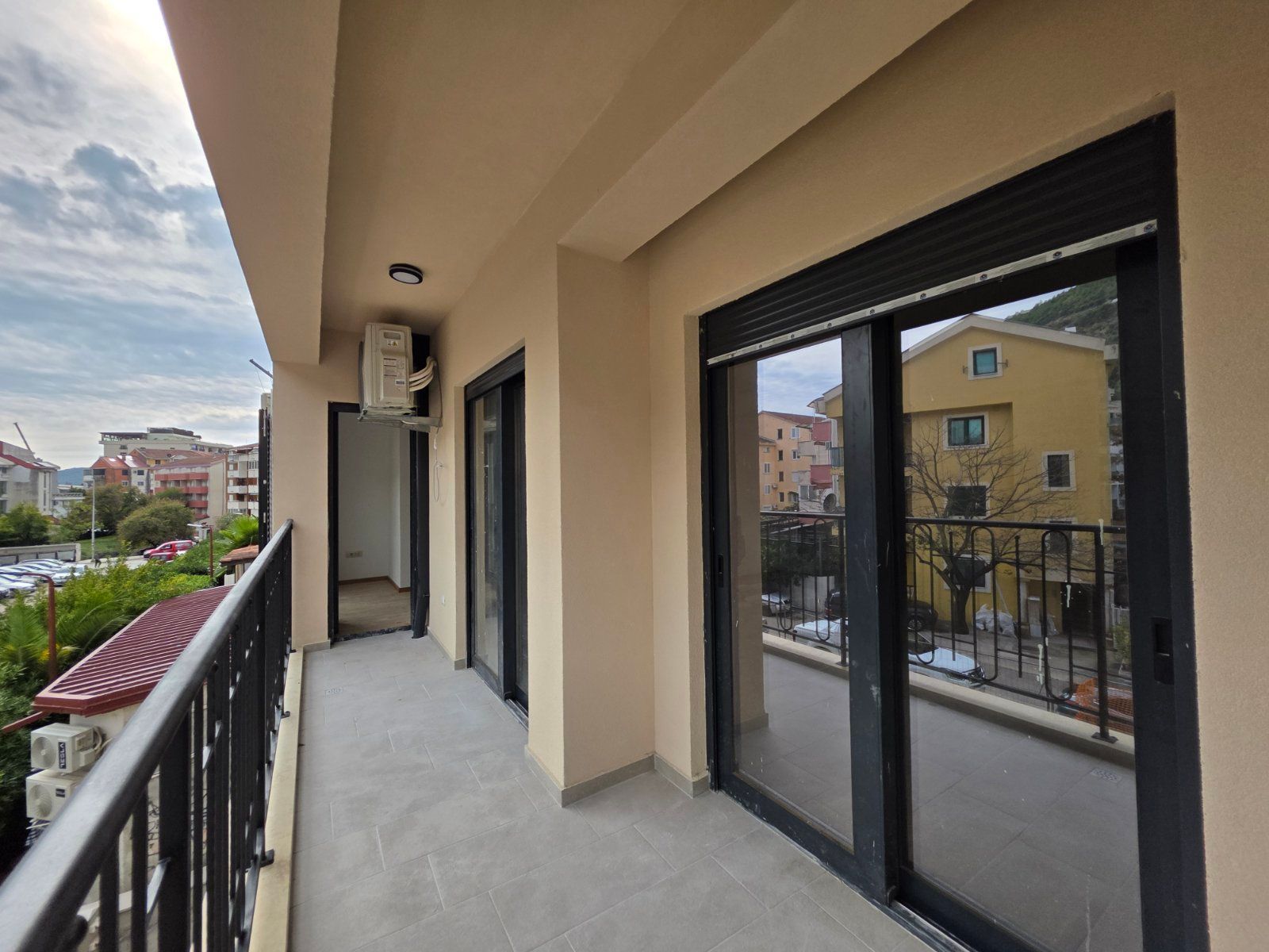 Trosoban stan 114.57m2 u novom stambeno poslovnoj zgradi-Budva,Adok - Amfora Real Estate