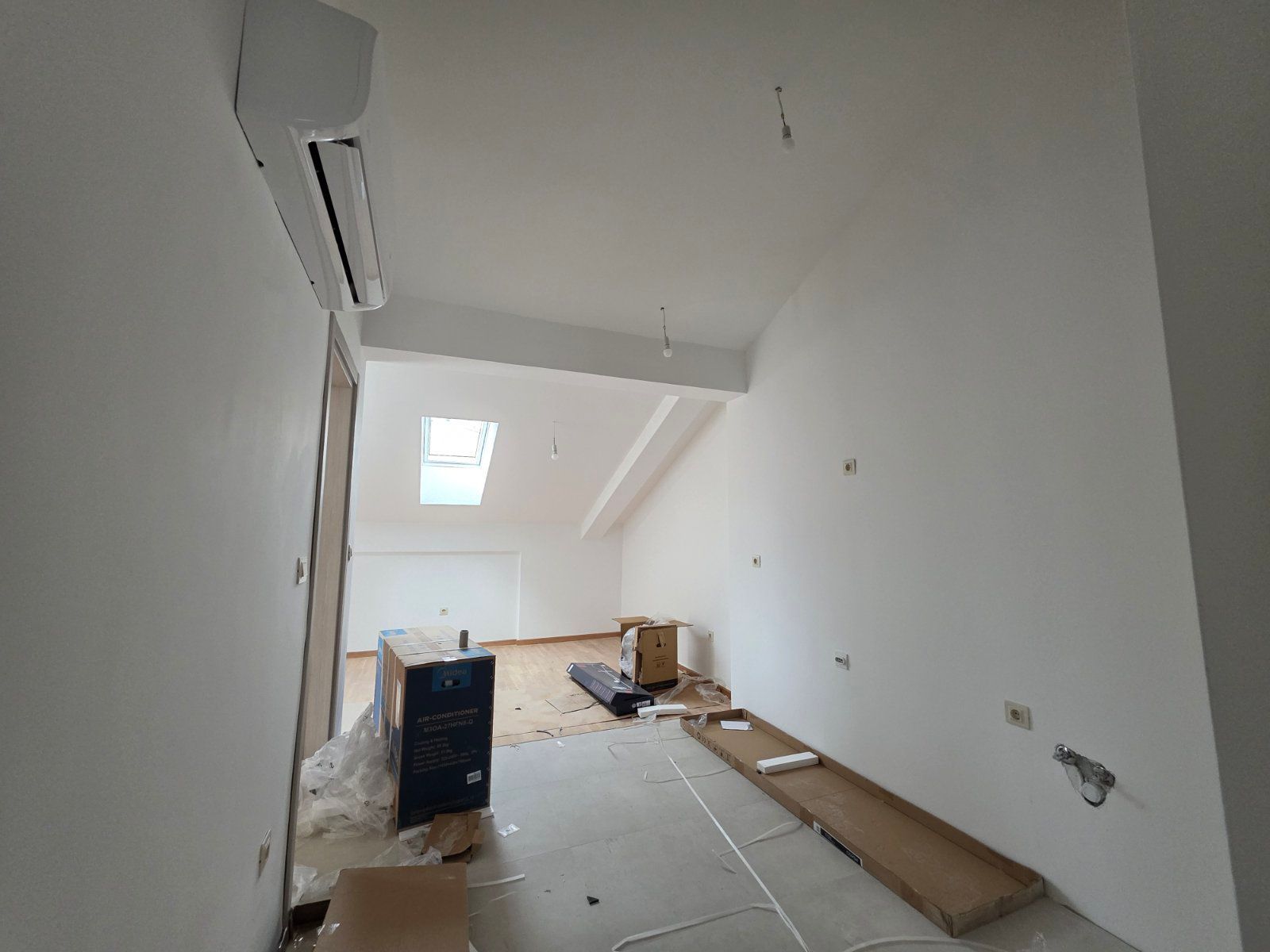 Jednosoban stan 55.6m² sa opcijom izgradnje galerije 13 m² u novom stambeno poslovnoj zgradi-Budva,Adok - Amfora Real Estate