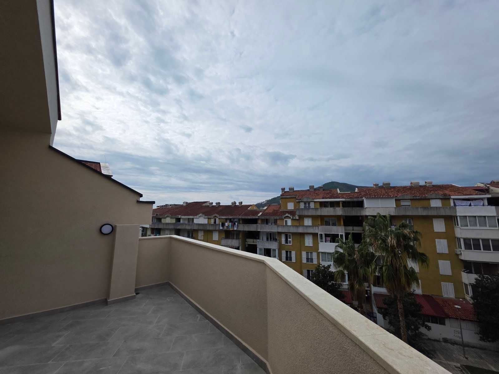 Jednosoban stan 55.6m² sa opcijom izgradnje galerije 13 m² u novom stambeno poslovnoj zgradi-Budva,Adok - Amfora Real Estate