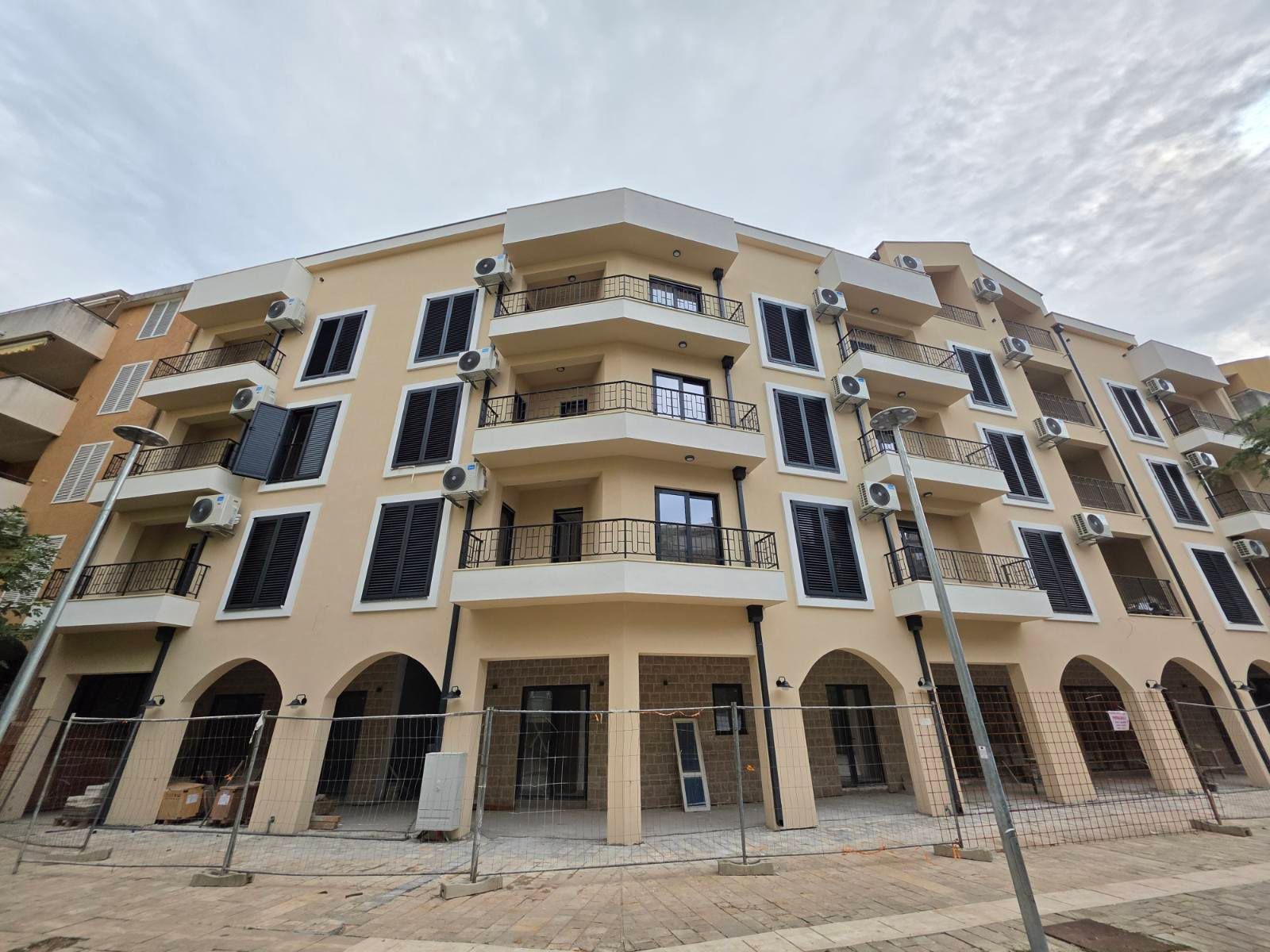 Jednosoban stan 55.6m² sa opcijom izgradnje galerije 13 m² u novom stambeno poslovnoj zgradi-Budva,Adok - Amfora Real Estate