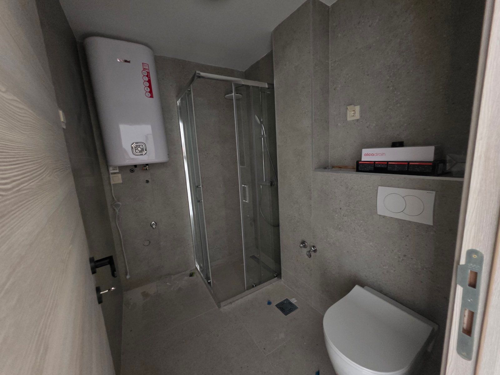 Jednosoban stan 55.6m² sa opcijom izgradnje galerije 13 m² u novom stambeno poslovnoj zgradi-Budva,Adok - Amfora Real Estate