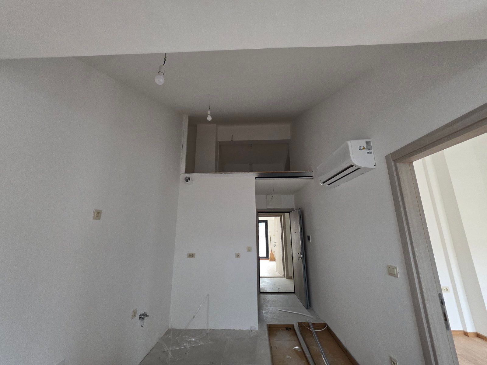 Jednosoban stan 55.6m² sa opcijom izgradnje galerije 13 m² u novom stambeno poslovnoj zgradi-Budva,Adok - Amfora Real Estate