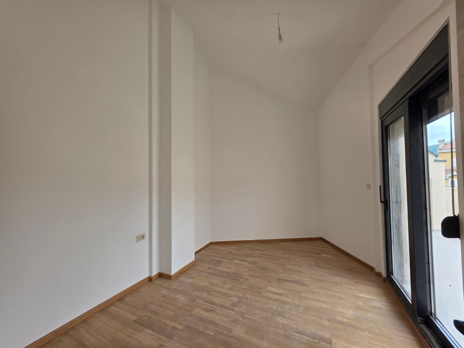 Jednosoban stan 55.6m² sa opcijom izgradnje galerije 13 m² u novom stambeno poslovnoj zgradi-Budva,Adok - Amfora Real Estate