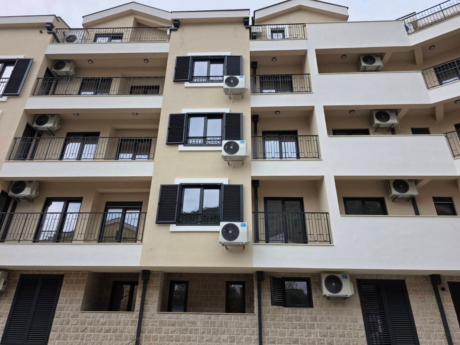 Jednosoban stan 55.6m² sa opcijom izgradnje galerije 13 m² u novom stambeno poslovnoj zgradi-Budva,Adok - Amfora Real Estate