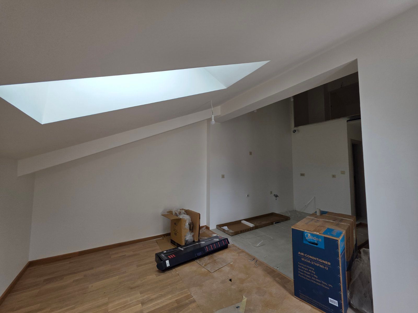 Jednosoban stan 55.6m² sa opcijom izgradnje galerije 13 m² u novom stambeno poslovnoj zgradi-Budva,Adok - Amfora Real Estate