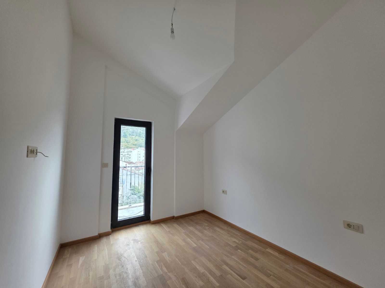 Dvosoban stan 53.10m² sa pogledom na more u novom stambeno poslovnoj zgradi-Budva,Adok - Amfora Real Estate