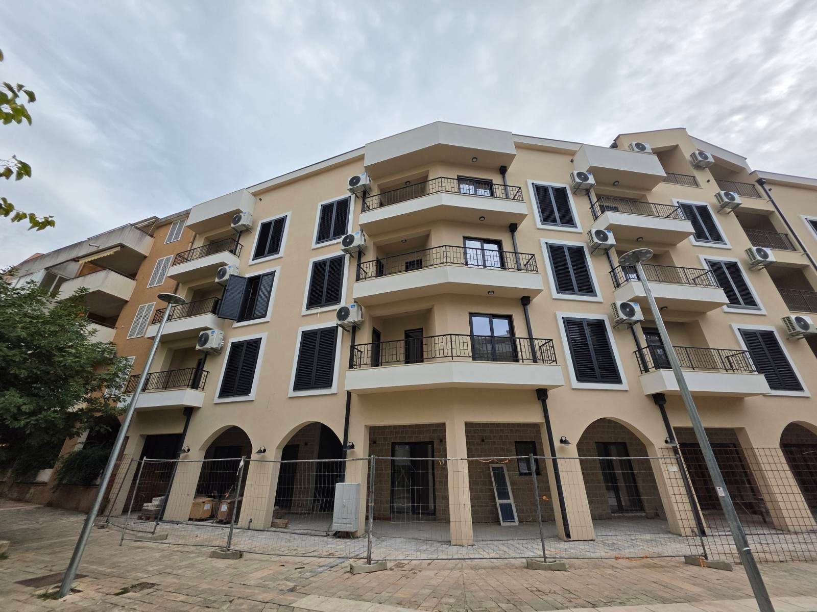 Dvosoban stan 53.10m² sa pogledom na more u novom stambeno poslovnoj zgradi-Budva,Adok - Amfora Real Estate