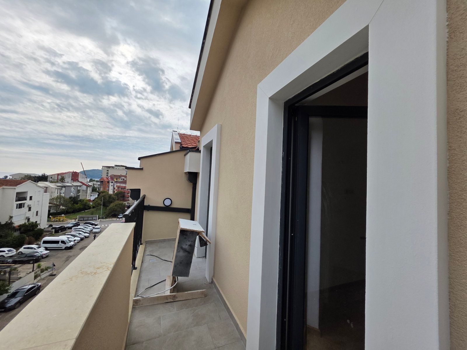 Dvosoban stan 53.10m² sa pogledom na more u novom stambeno poslovnoj zgradi-Budva,Adok - Amfora Real Estate