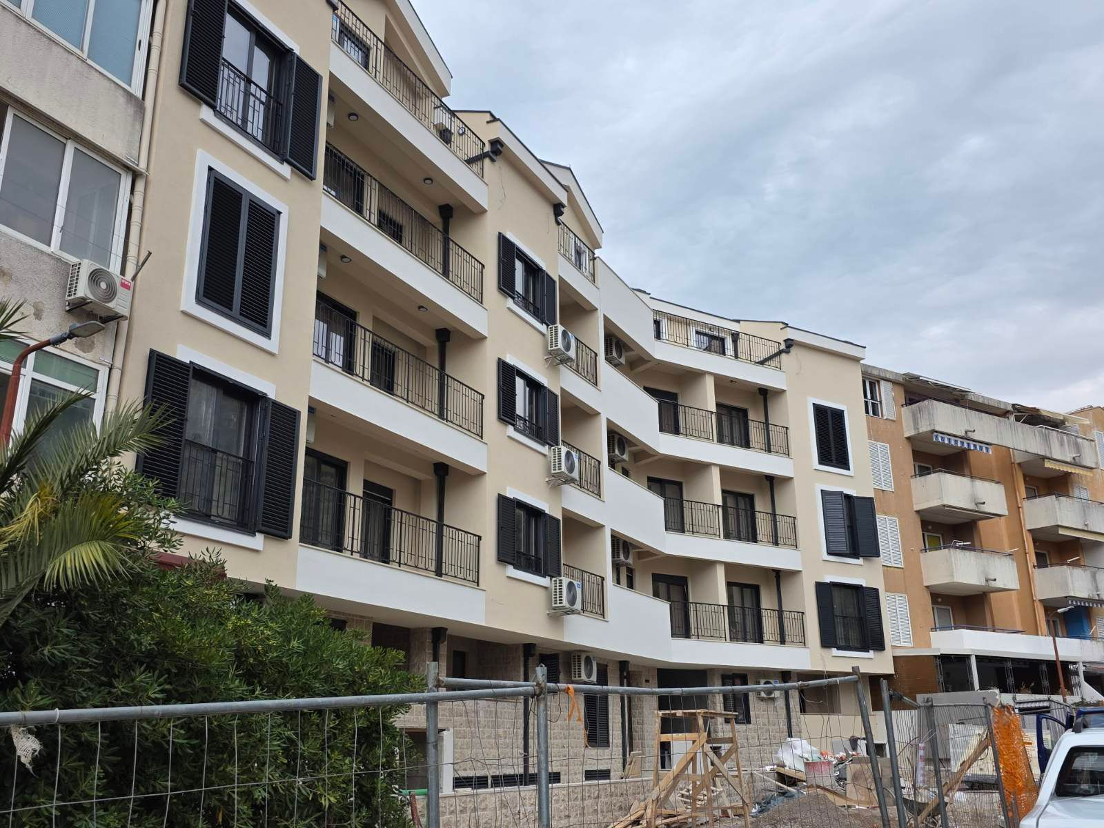 Dvosoban stan 53.10m² sa pogledom na more u novom stambeno poslovnoj zgradi-Budva,Adok - Amfora Real Estate