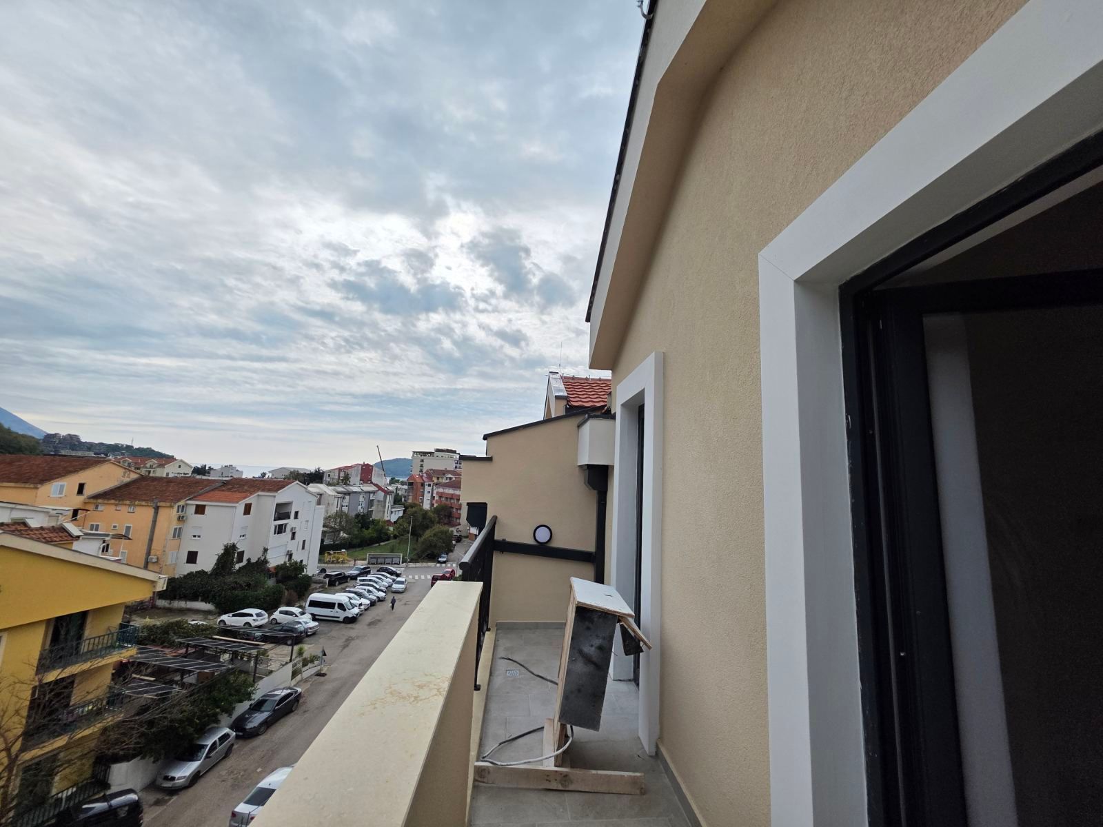 Dvosoban stan 53.10m² sa pogledom na more u novom stambeno poslovnoj zgradi-Budva,Adok - Amfora Real Estate