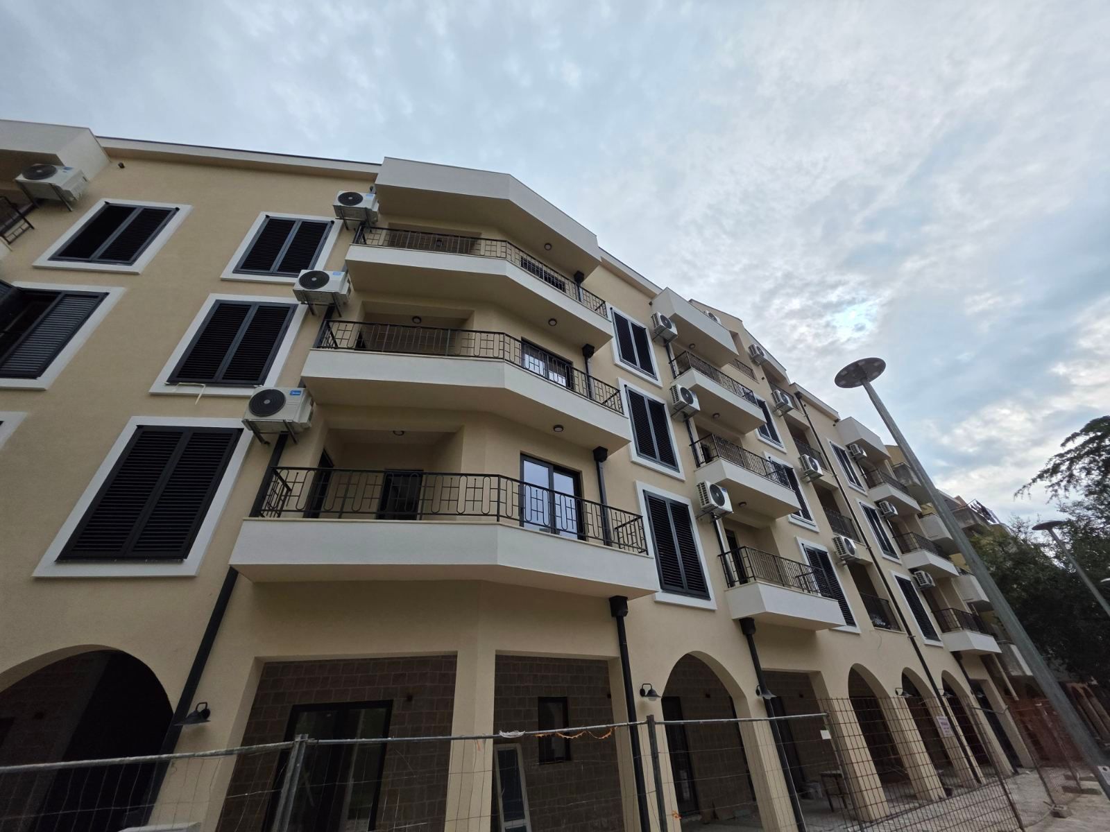 Dvosoban stan 53.10m² sa pogledom na more u novom stambeno poslovnoj zgradi-Budva,Adok - Amfora Real Estate