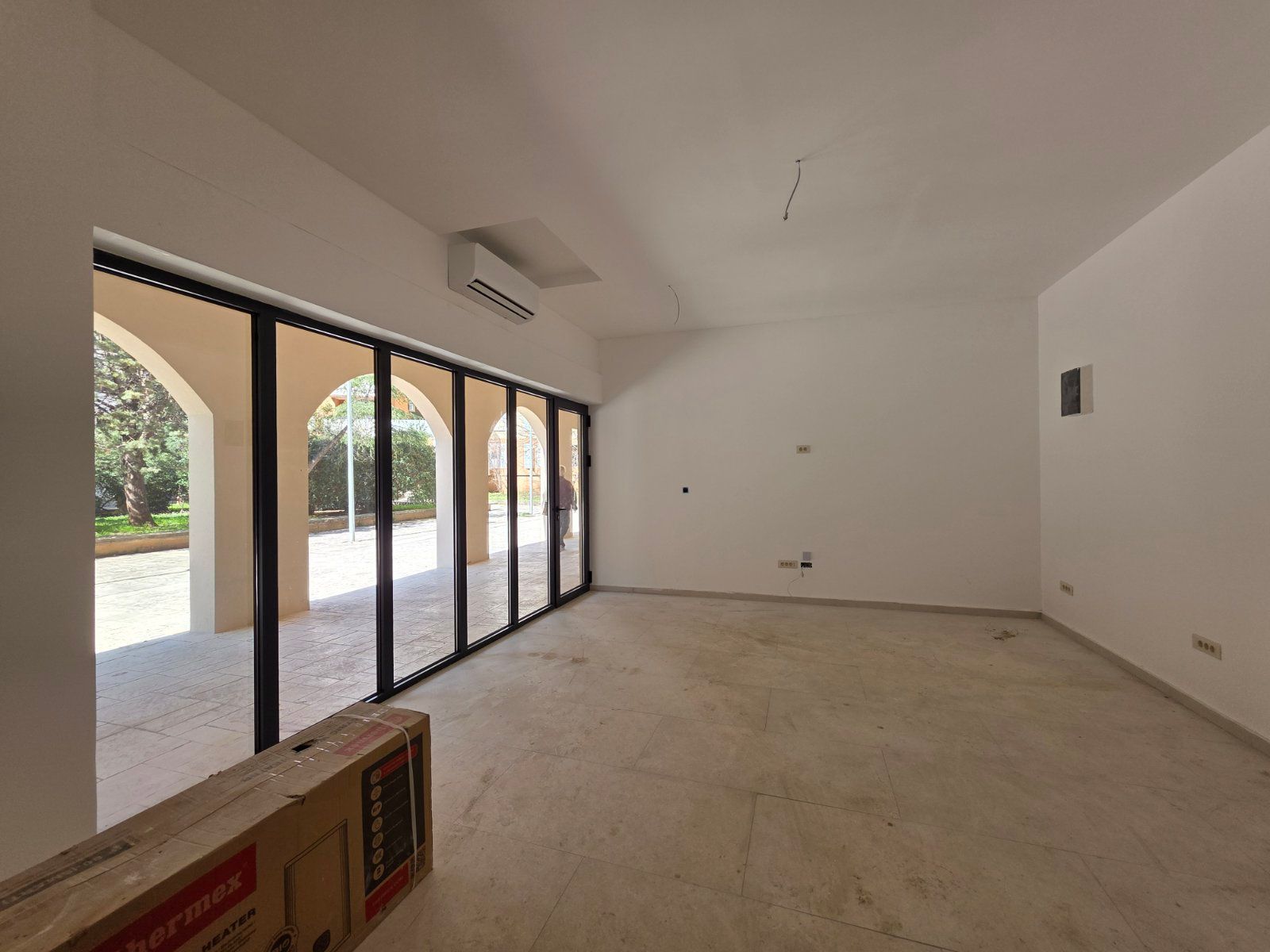 Poslovni prostor 41.77 u novom stambeno poslovnoj zgradi-Budva,Adok - Amfora Real Estate