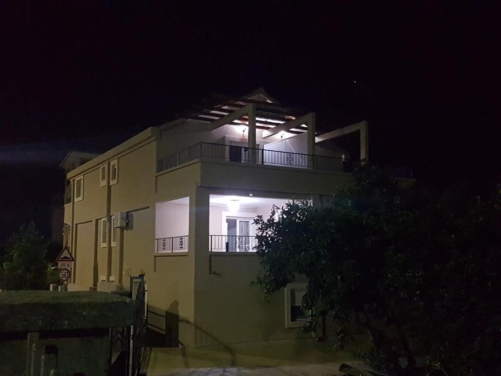 amforaproperty.com/Trospratna kuća 498m² sa placem 714m² na atraktivnoj lokaciji u Budvi – Babilonija