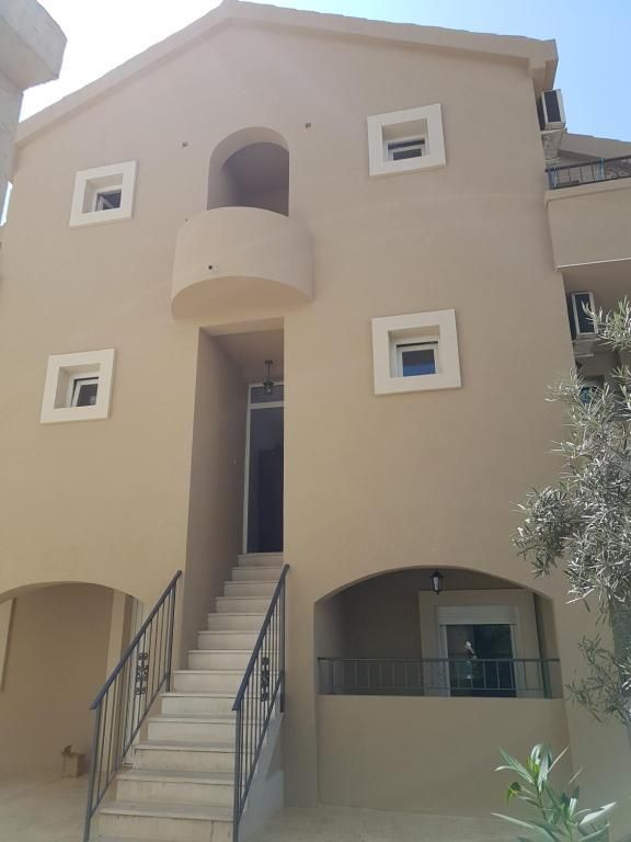 amforaproperty.com/Trospratna kuća 498m² sa placem 714m² na atraktivnoj lokaciji u Budvi – Babilonija