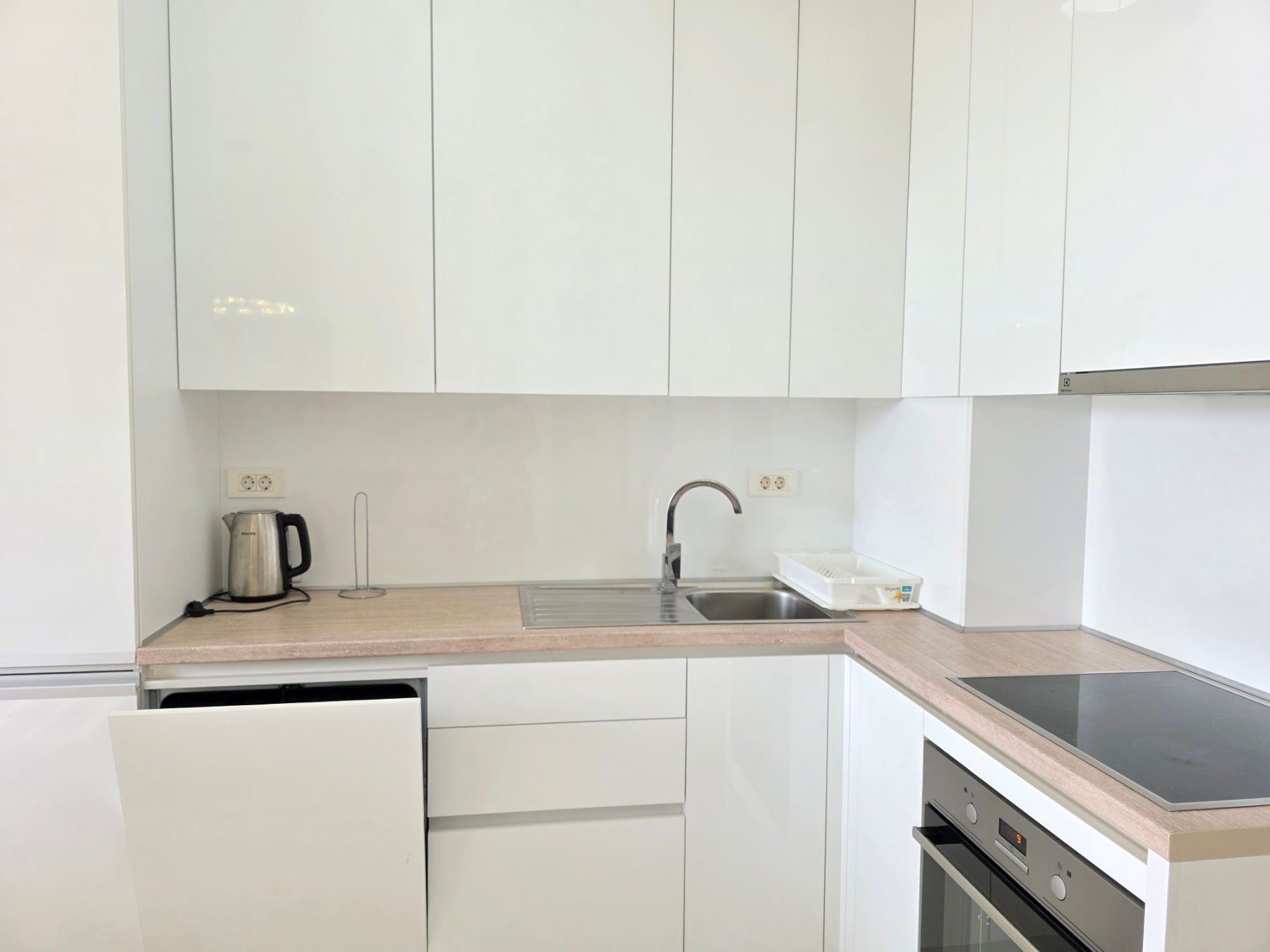 amforaproperty.com/Luksuzan opremljen penthaus 98 m² sa tri terase, pogledom na more i garažnim mestom – Bečići