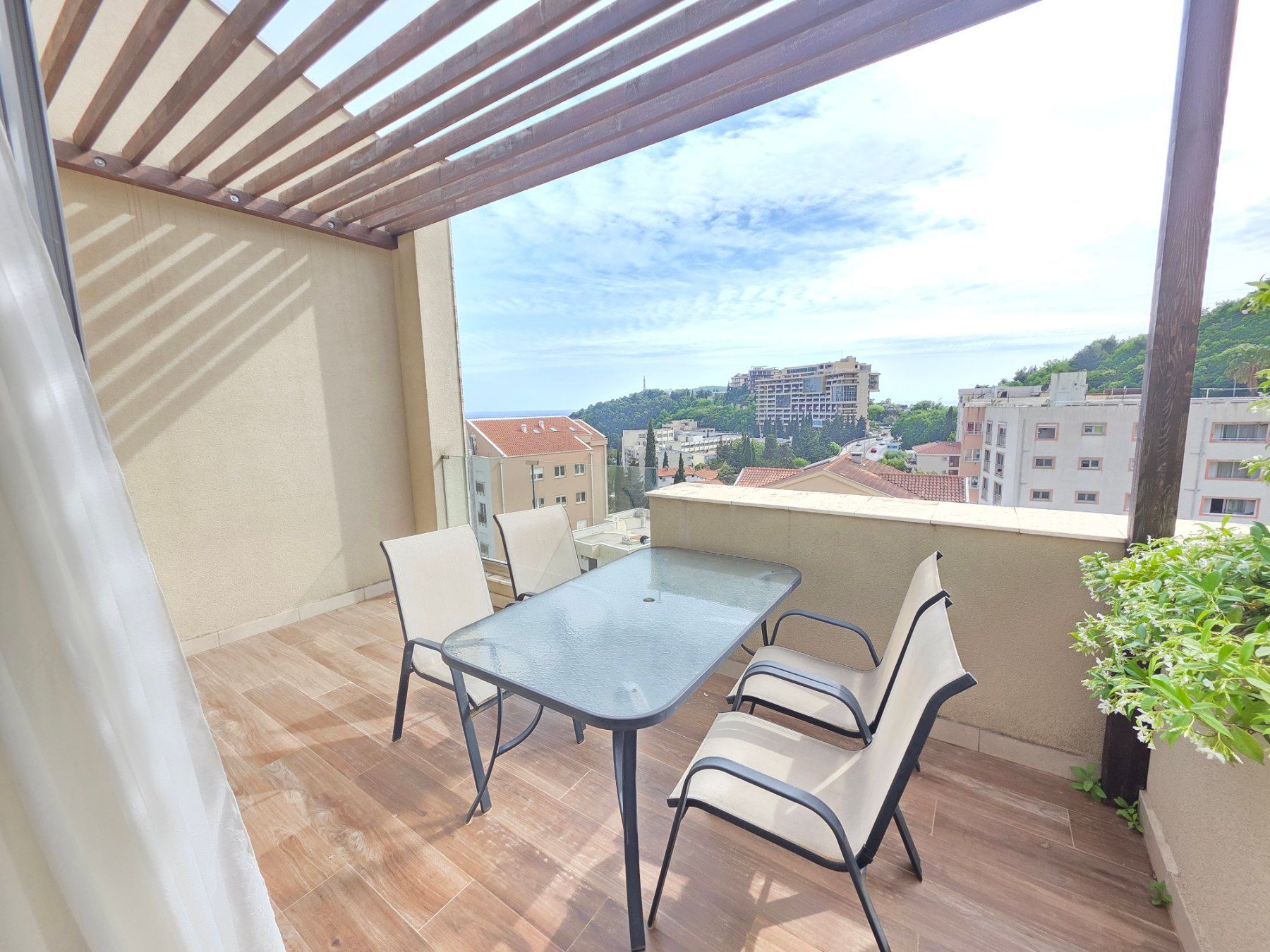 amforaproperty.com/Luksuzan opremljen penthaus 98 m² sa tri terase, pogledom na more i garažnim mestom – Bečići
