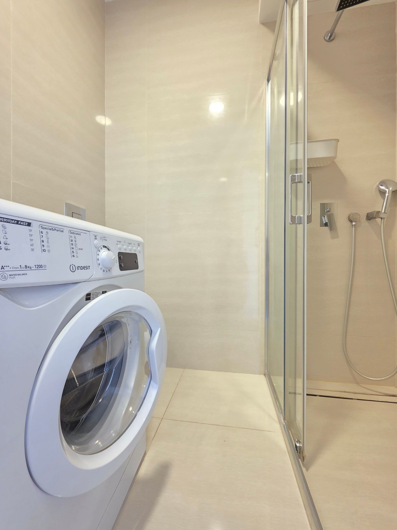 amforaproperty.com/Luksuzan opremljen penthaus 98 m² sa tri terase, pogledom na more i garažnim mestom – Bečići