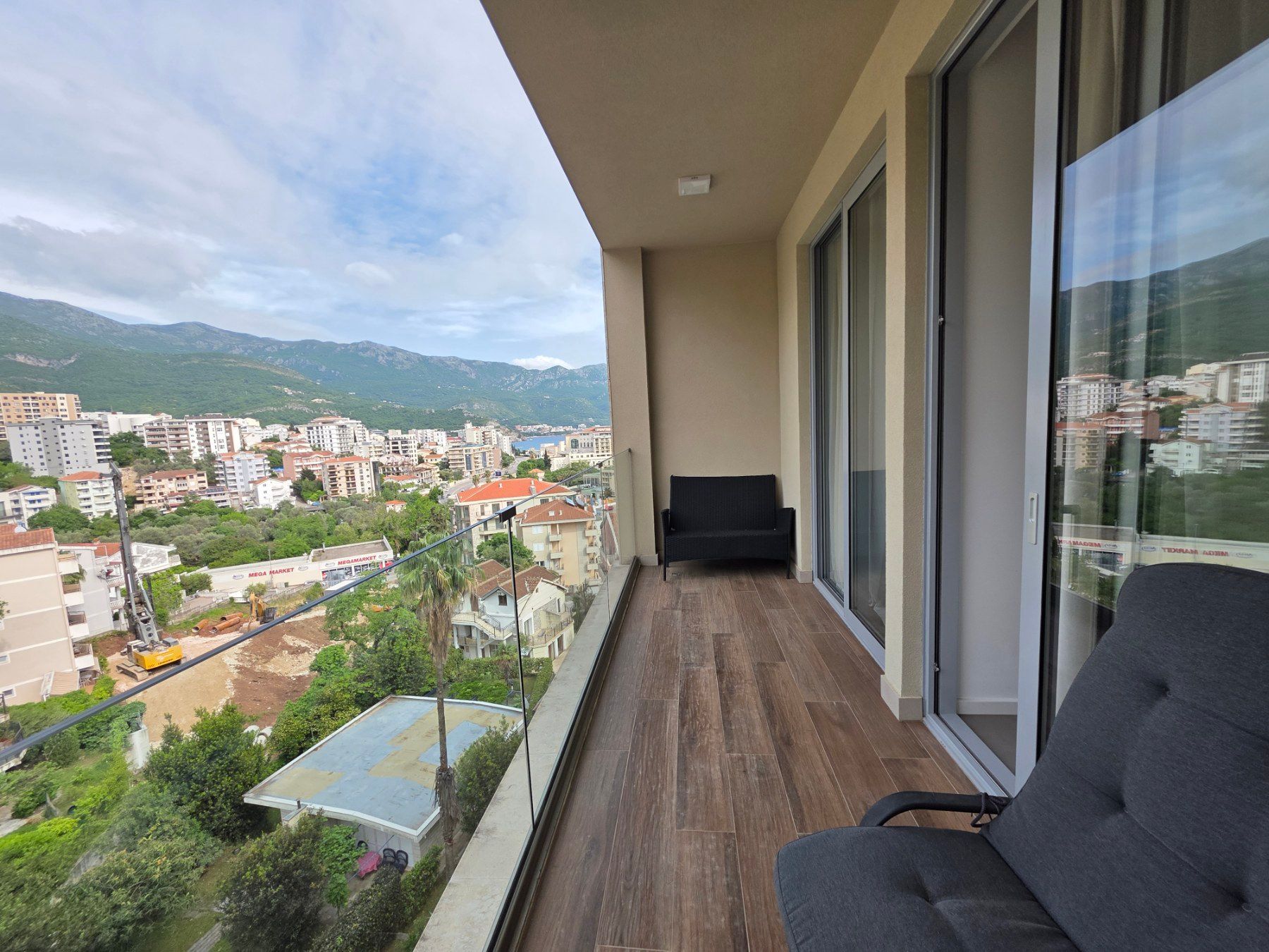amforaproperty.com/Luksuzan opremljen penthaus 98 m² sa tri terase, pogledom na more i garažnim mestom – Bečići