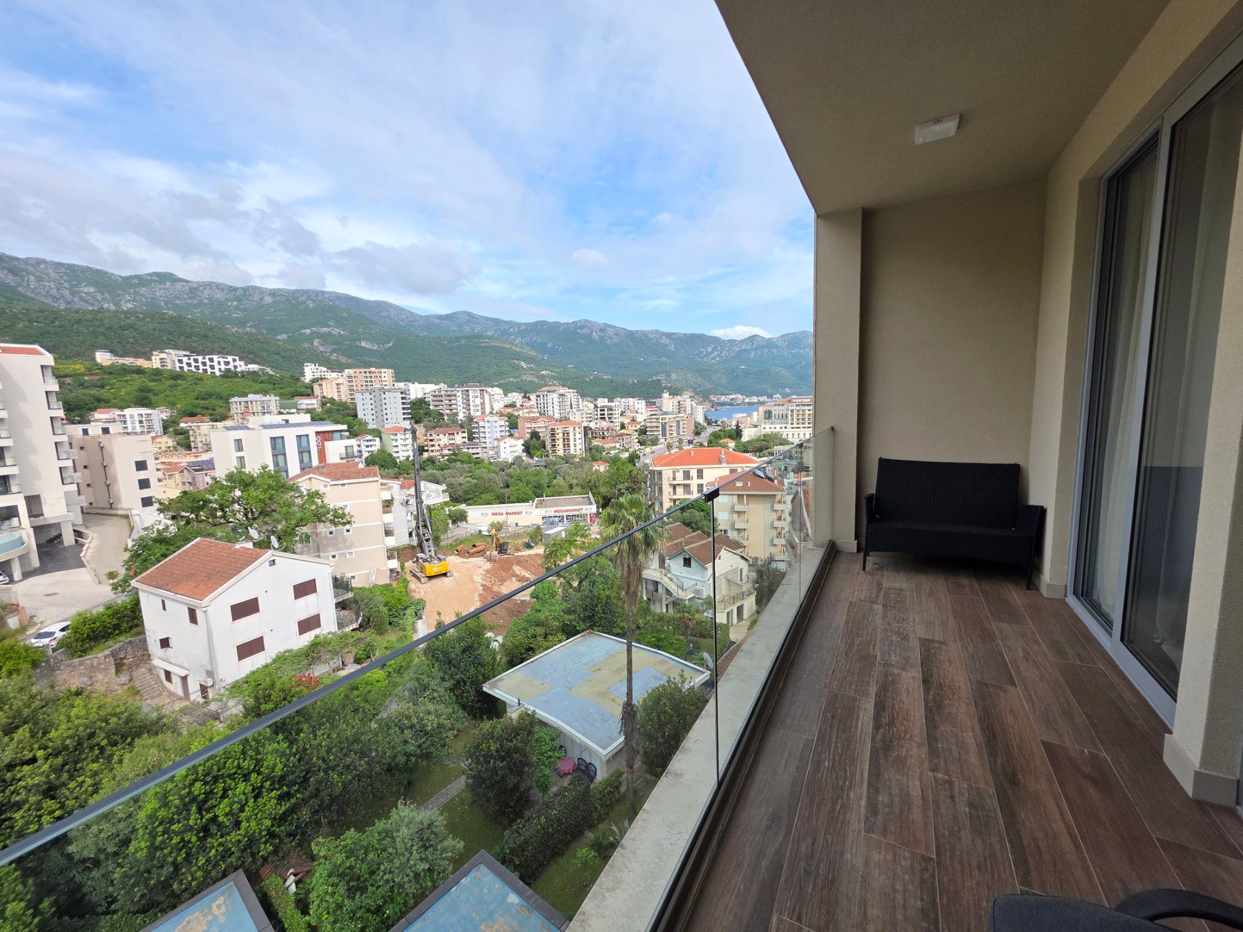 amforaproperty.com/Luksuzan opremljen penthaus 98 m² sa tri terase, pogledom na more i garažnim mestom – Bečići
