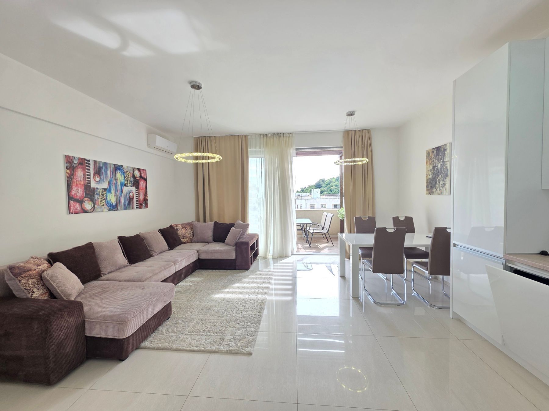 amforaproperty.com/Luksuzan opremljen penthaus 98 m² sa tri terase, pogledom na more i garažnim mestom – Bečići