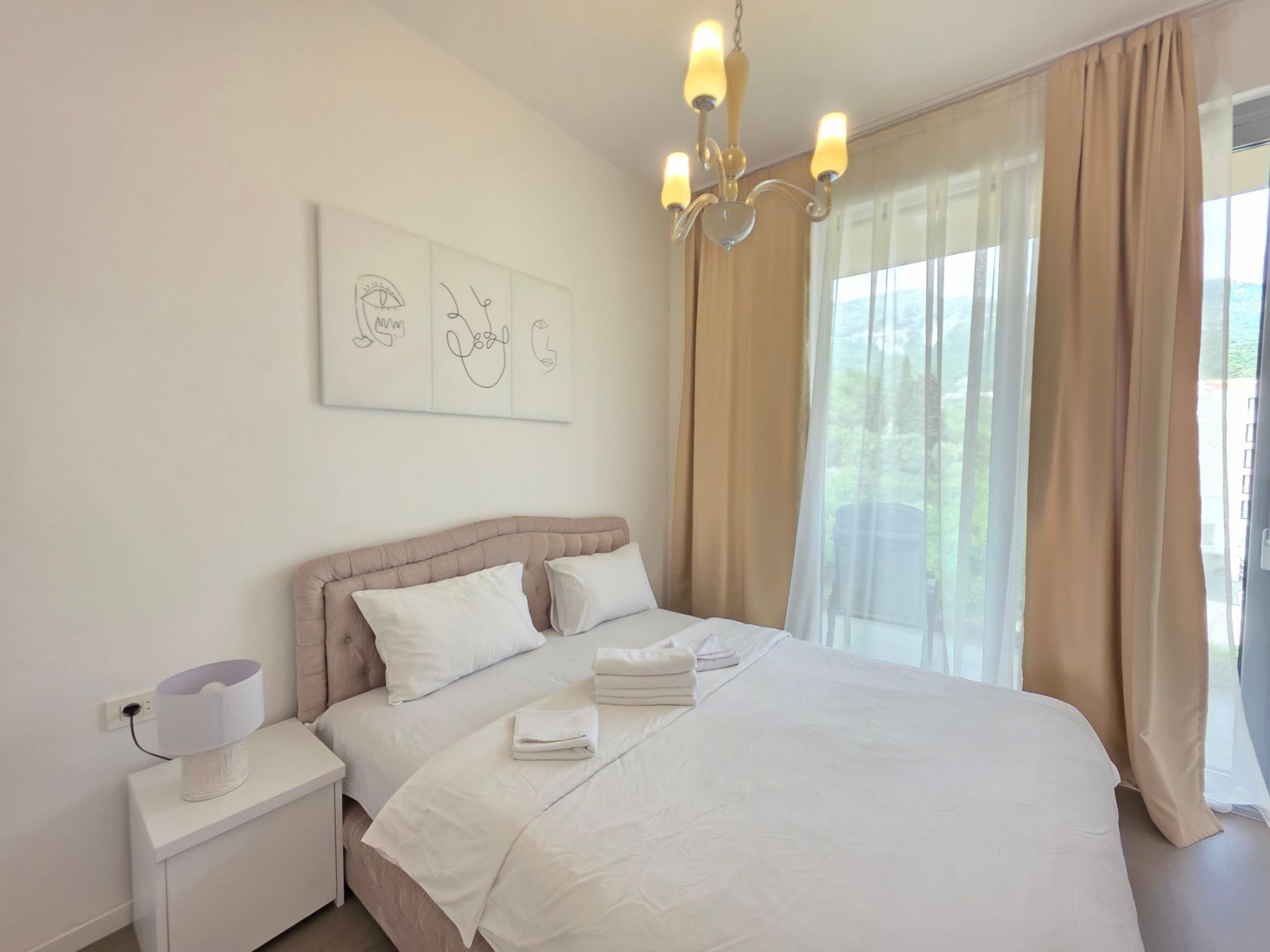 amforaproperty.com/Luksuzan opremljen penthaus 98 m² sa tri terase, pogledom na more i garažnim mestom – Bečići