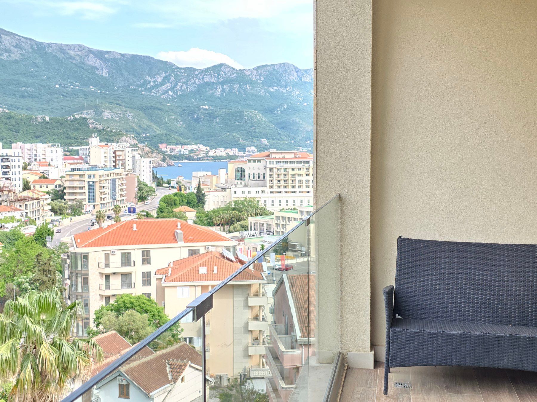 amforaproperty.com/Luksuzan opremljen penthaus 98 m² sa tri terase, pogledom na more i garažnim mestom – Bečići