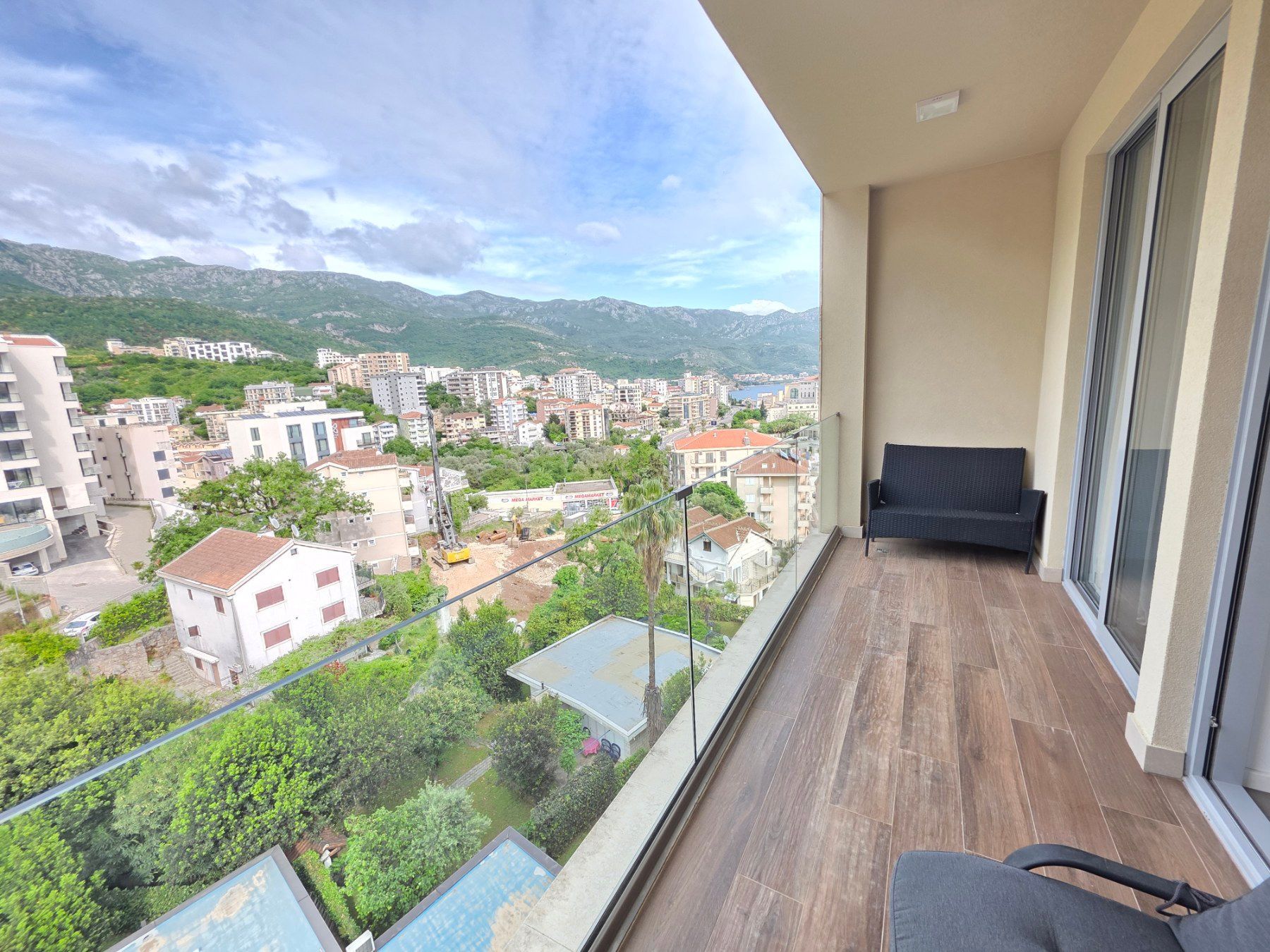 amforaproperty.com/Luksuzan opremljen penthaus 98 m² sa tri terase, pogledom na more i garažnim mestom – Bečići