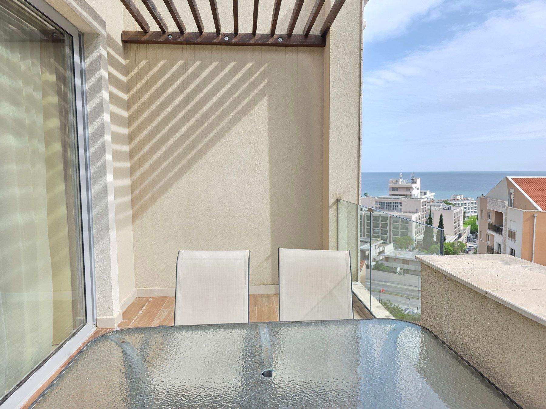 amforaproperty.com/Luksuzan opremljen penthaus 98 m² sa tri terase, pogledom na more i garažnim mestom – Bečići