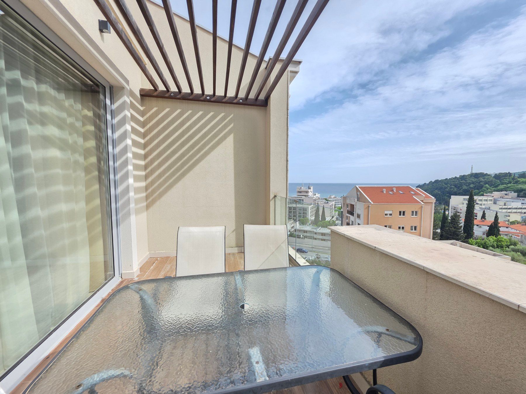 amforaproperty.com/Luksuzan opremljen penthaus 98 m² sa tri terase, pogledom na more i garažnim mestom – Bečići