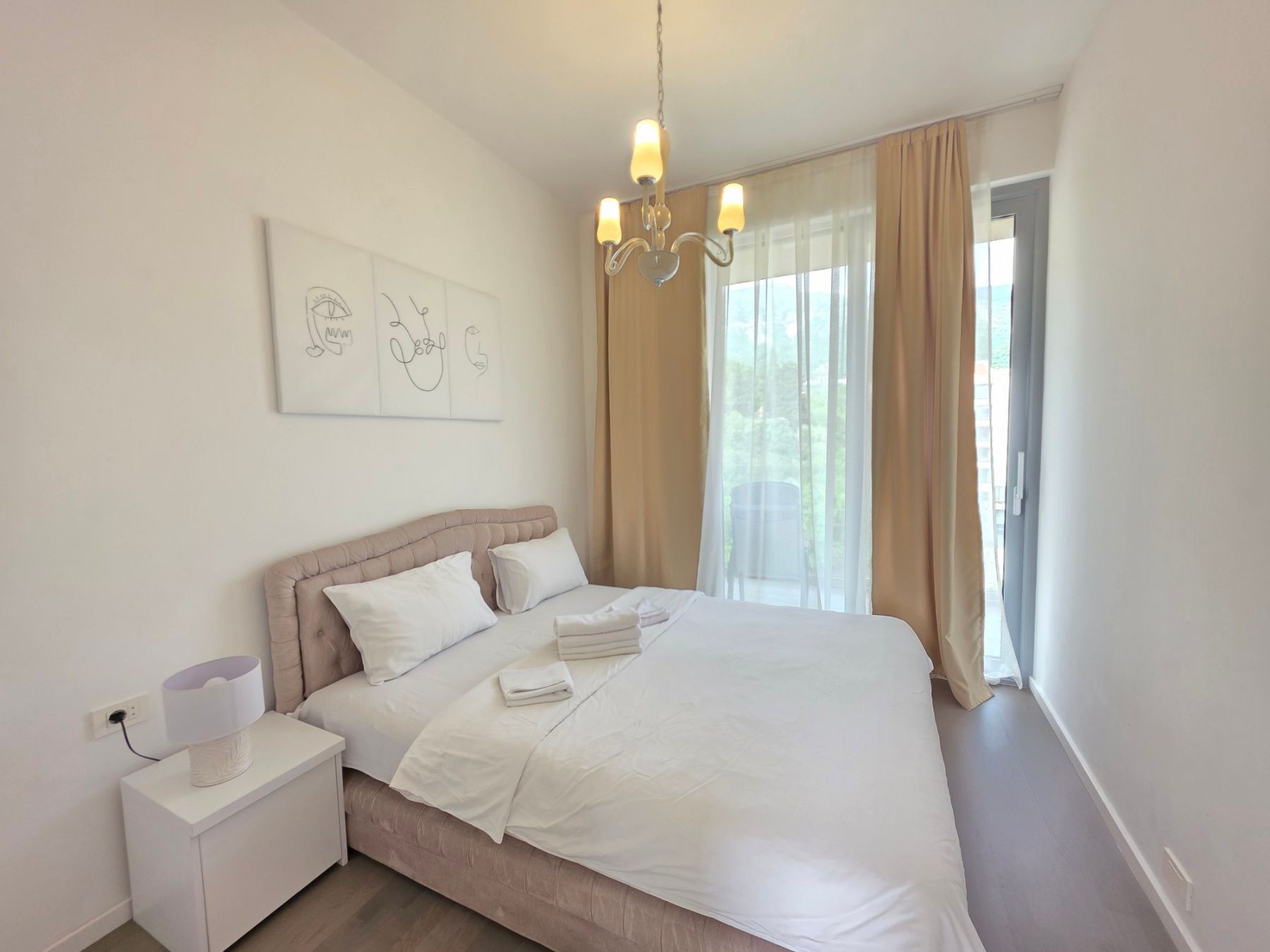 amforaproperty.com/Luksuzan opremljen penthaus 98 m² sa tri terase, pogledom na more i garažnim mestom – Bečići