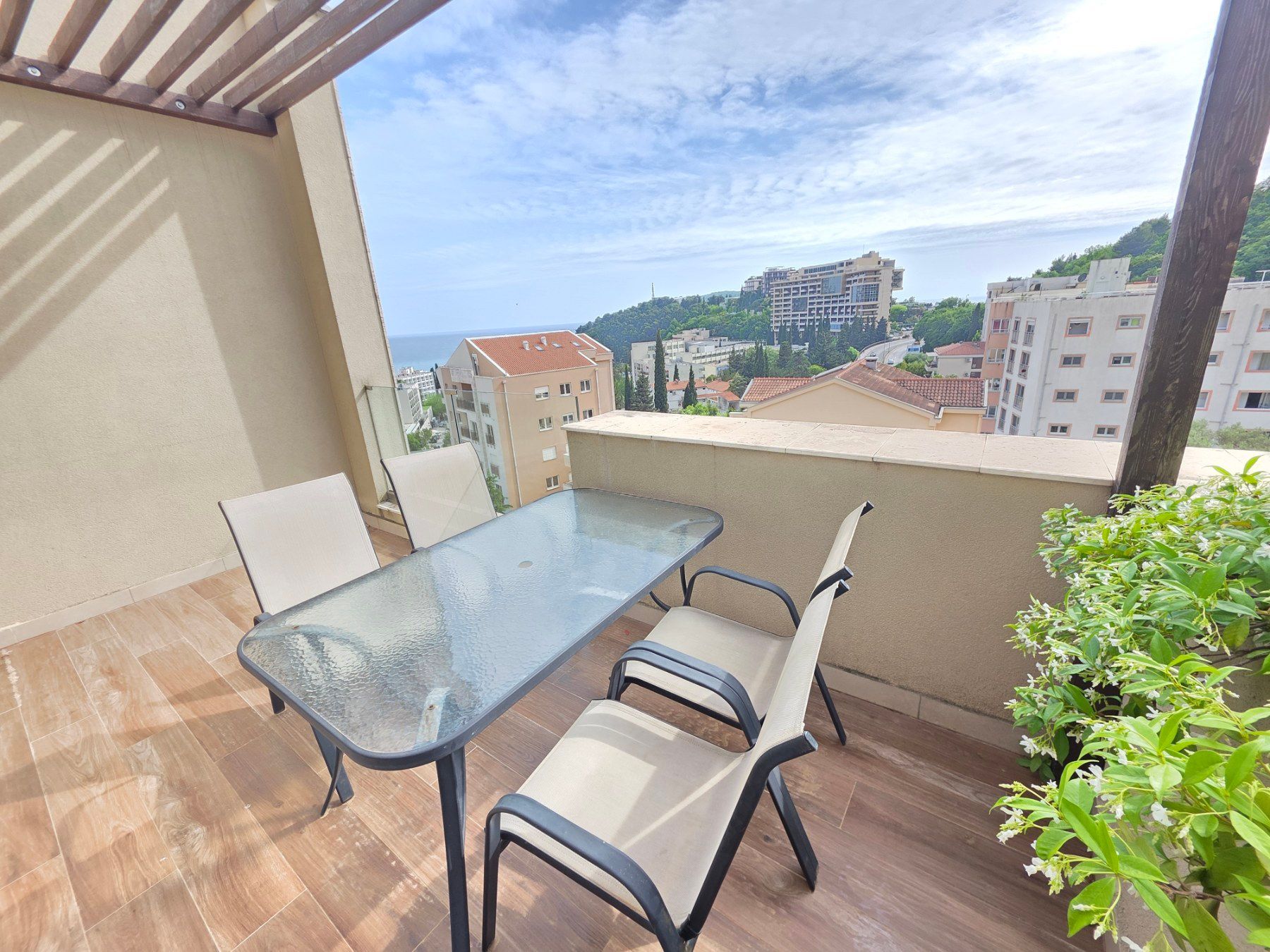 amforaproperty.com/Luksuzan opremljen penthaus 98 m² sa tri terase, pogledom na more i garažnim mestom – Bečići