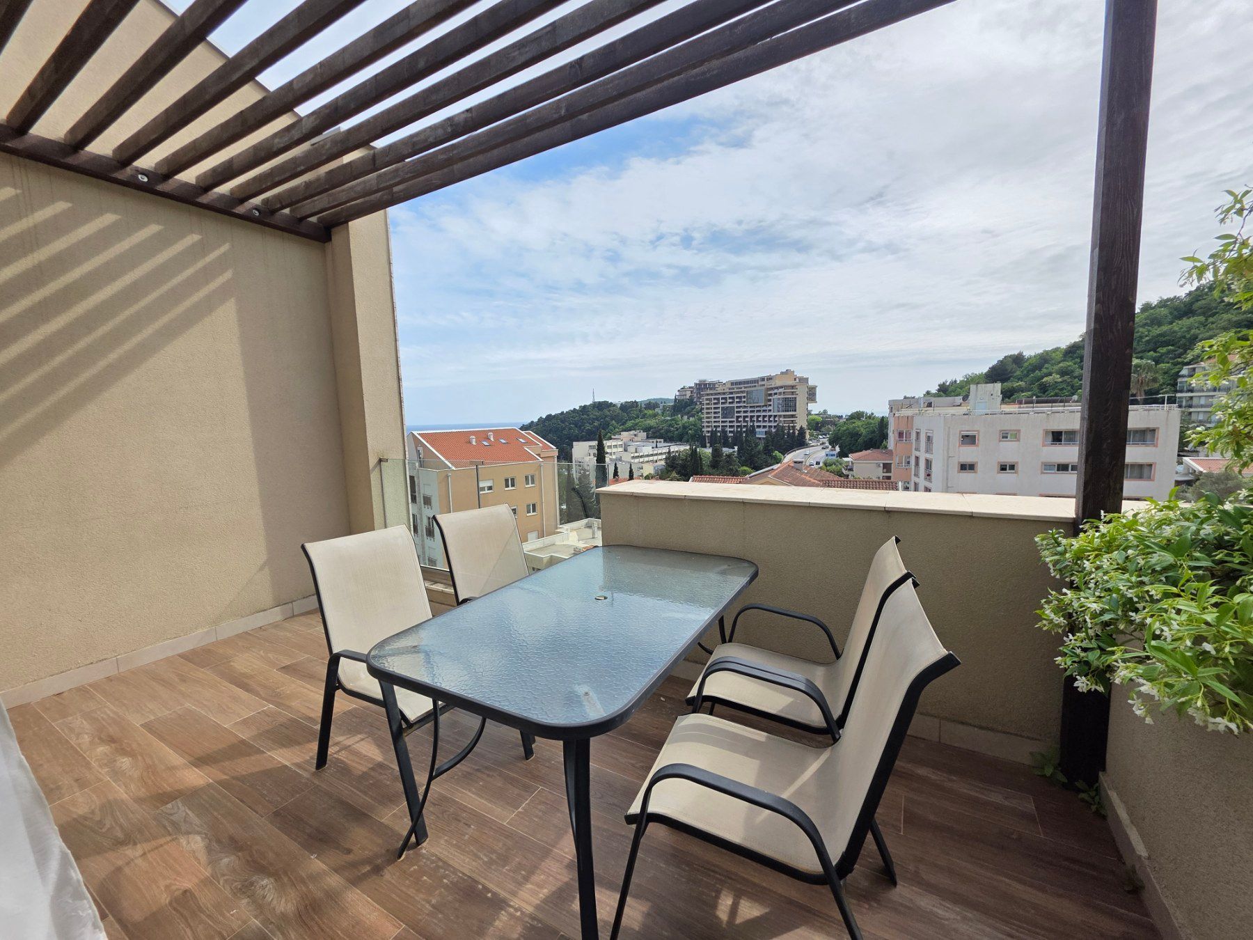 amforaproperty.com/Luksuzan opremljen penthaus 98 m² sa tri terase, pogledom na more i garažnim mestom – Bečići