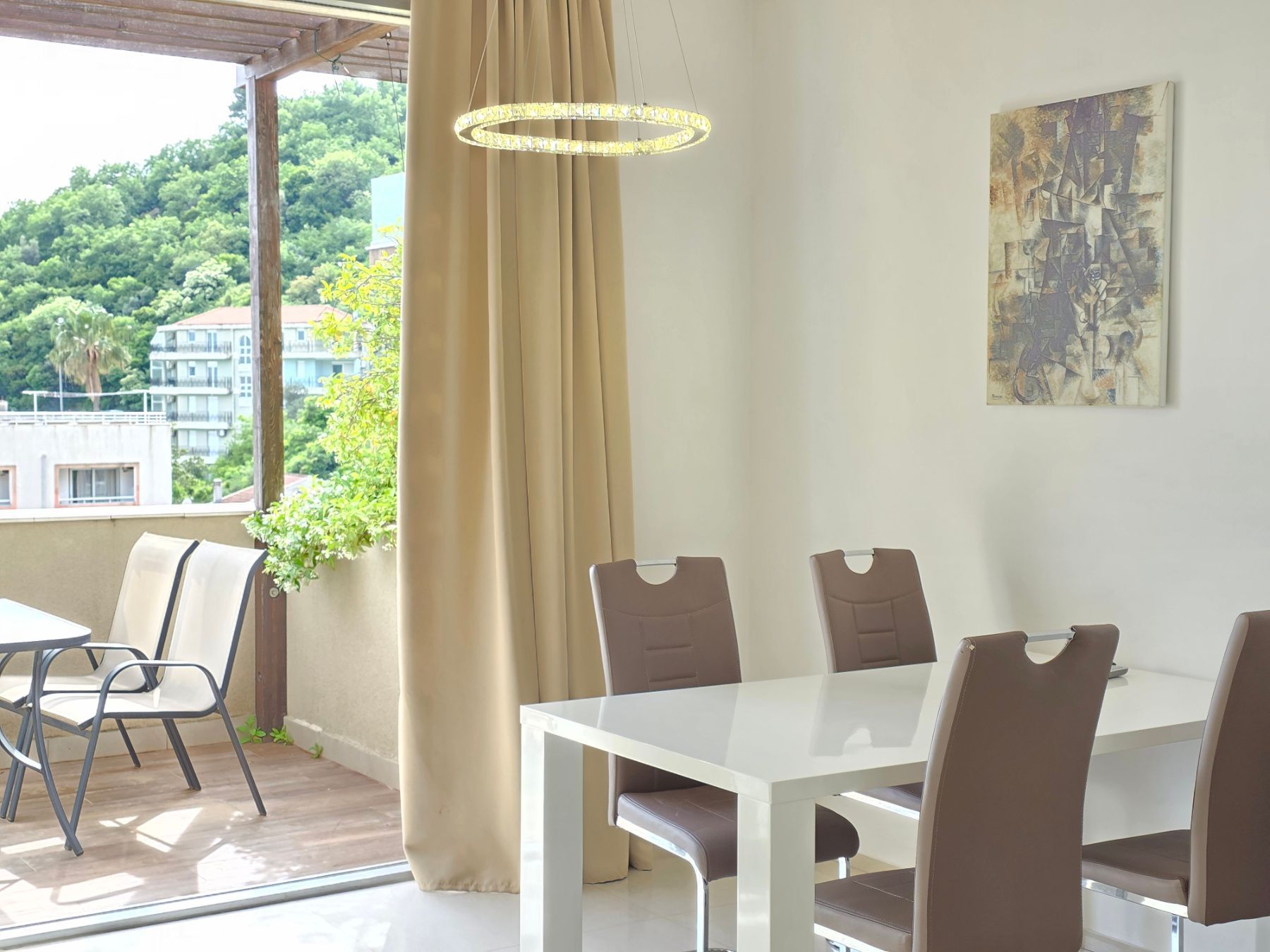 amforaproperty.com/Luksuzan opremljen penthaus 98 m² sa tri terase, pogledom na more i garažnim mestom – Bečići
