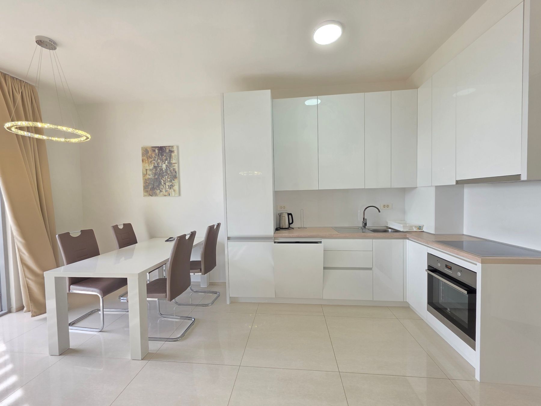 amforaproperty.com/Luksuzan opremljen penthaus 98 m² sa tri terase, pogledom na more i garažnim mestom – Bečići