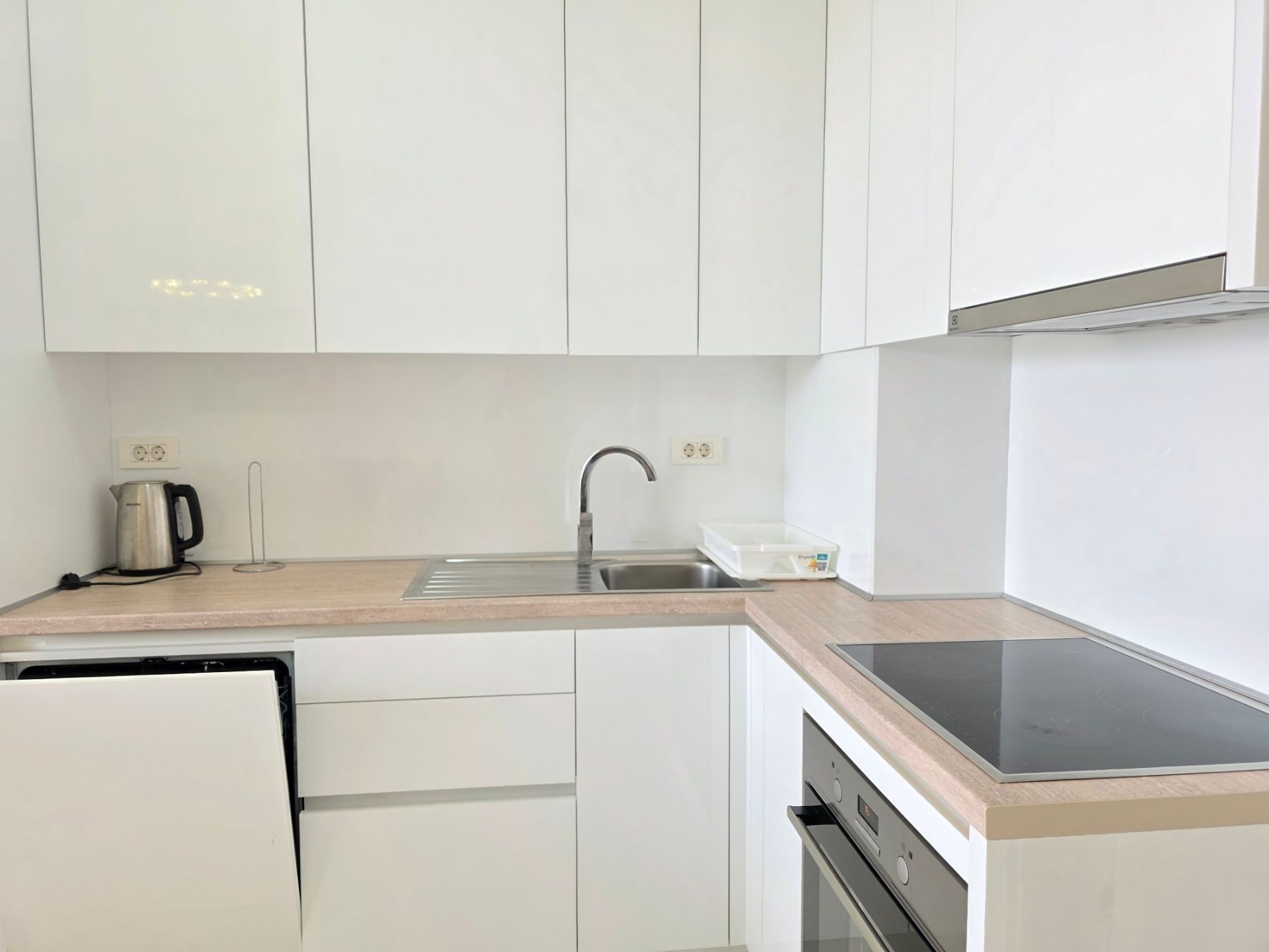 amforaproperty.com/Luksuzan opremljen penthaus 98 m² sa tri terase, pogledom na more i garažnim mestom – Bečići