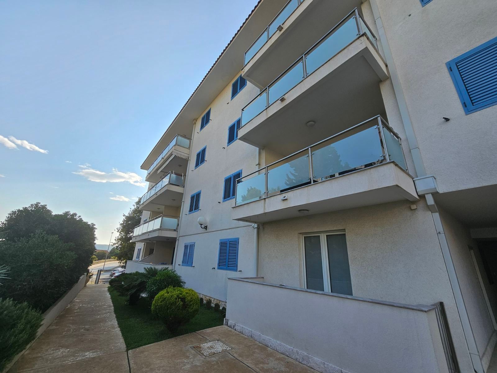 amforaproperty.com/Dvosoban namesten stan 90m2 sa pogledom na more na atraktivnoj lokaciji -Becici