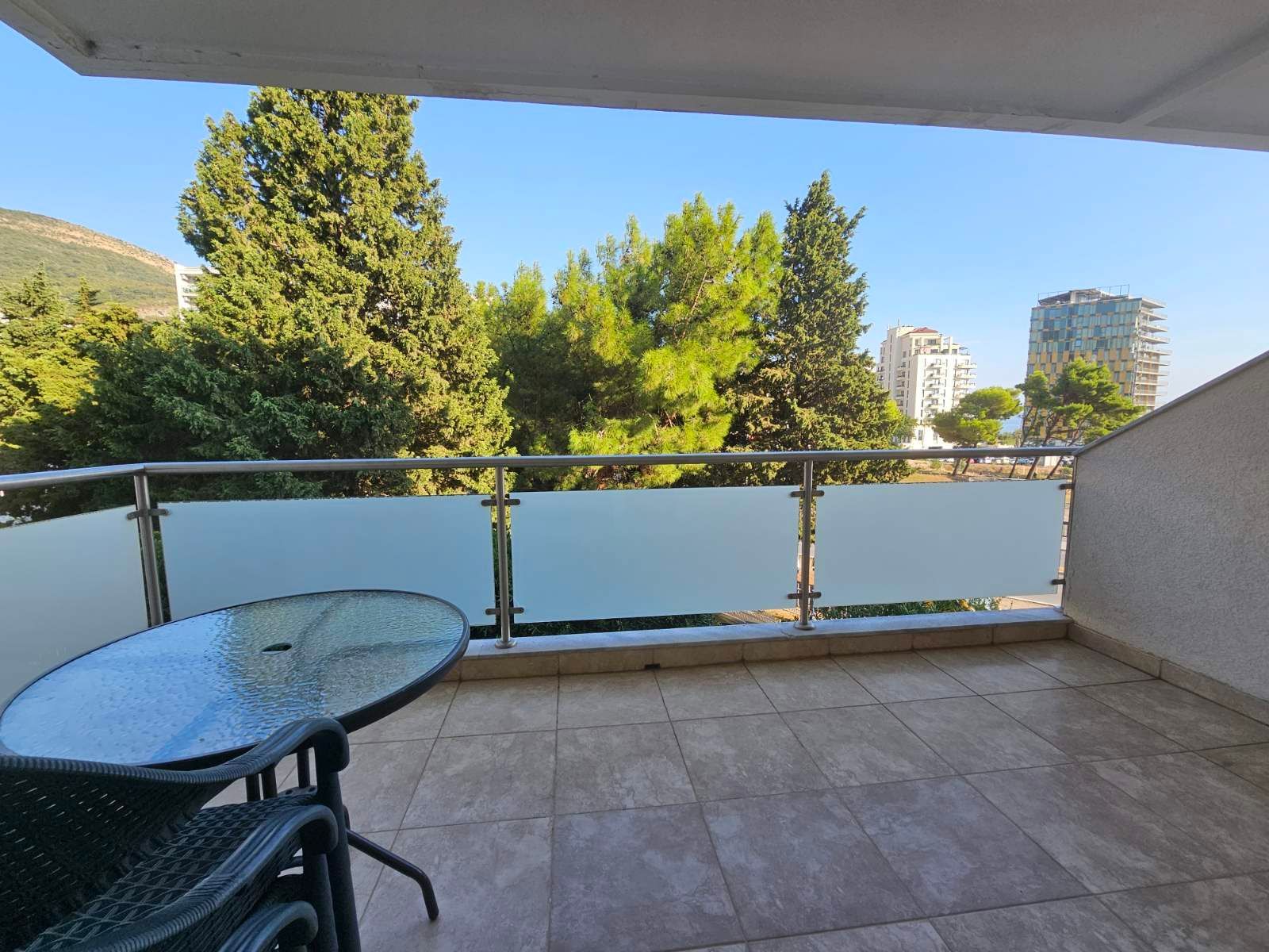 amforaproperty.com/Dvosoban namesten stan 90m2 sa pogledom na more na atraktivnoj lokaciji -Becici