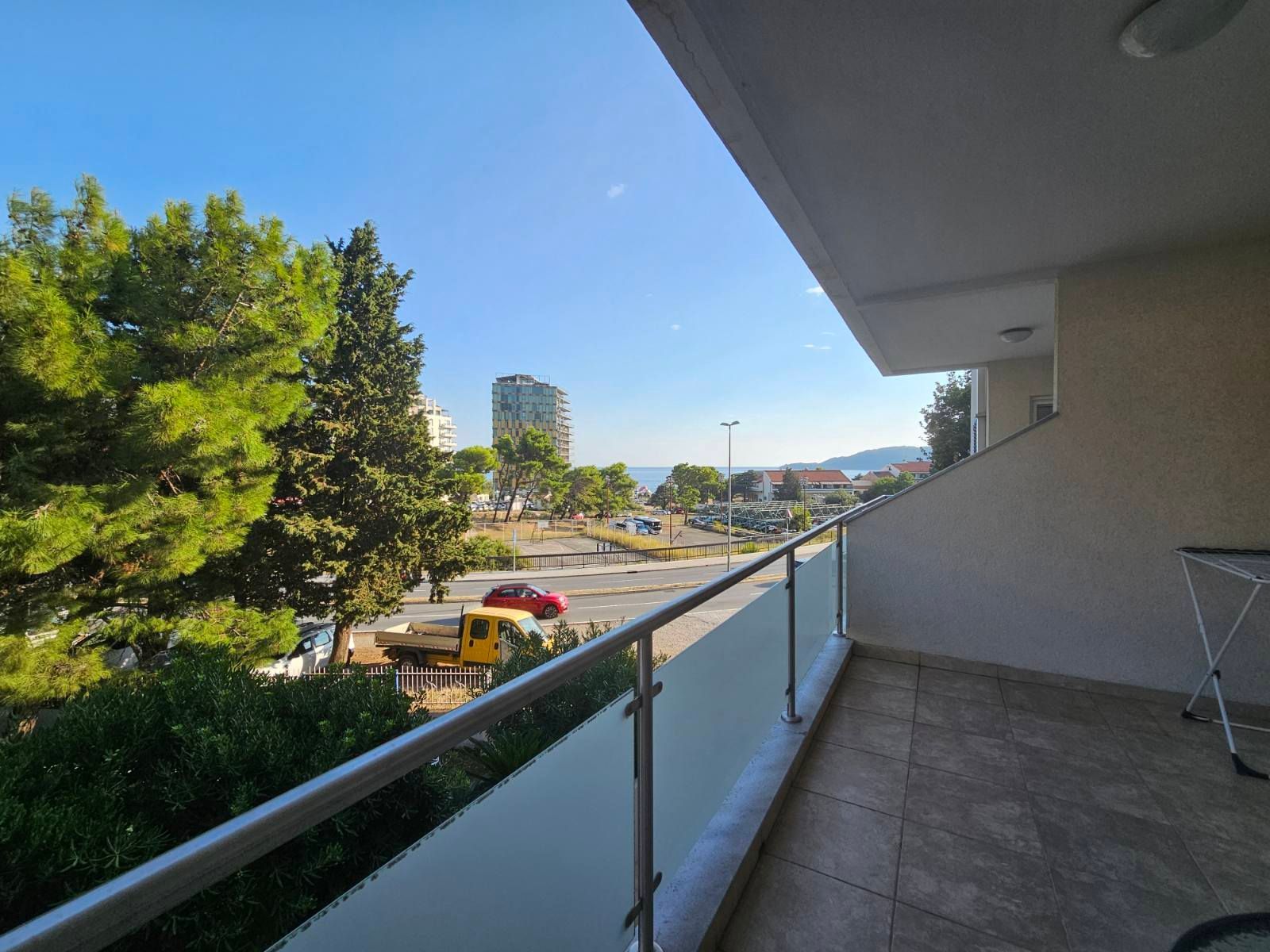 amforaproperty.com/Dvosoban namesten stan 90m2 sa pogledom na more na atraktivnoj lokaciji -Becici