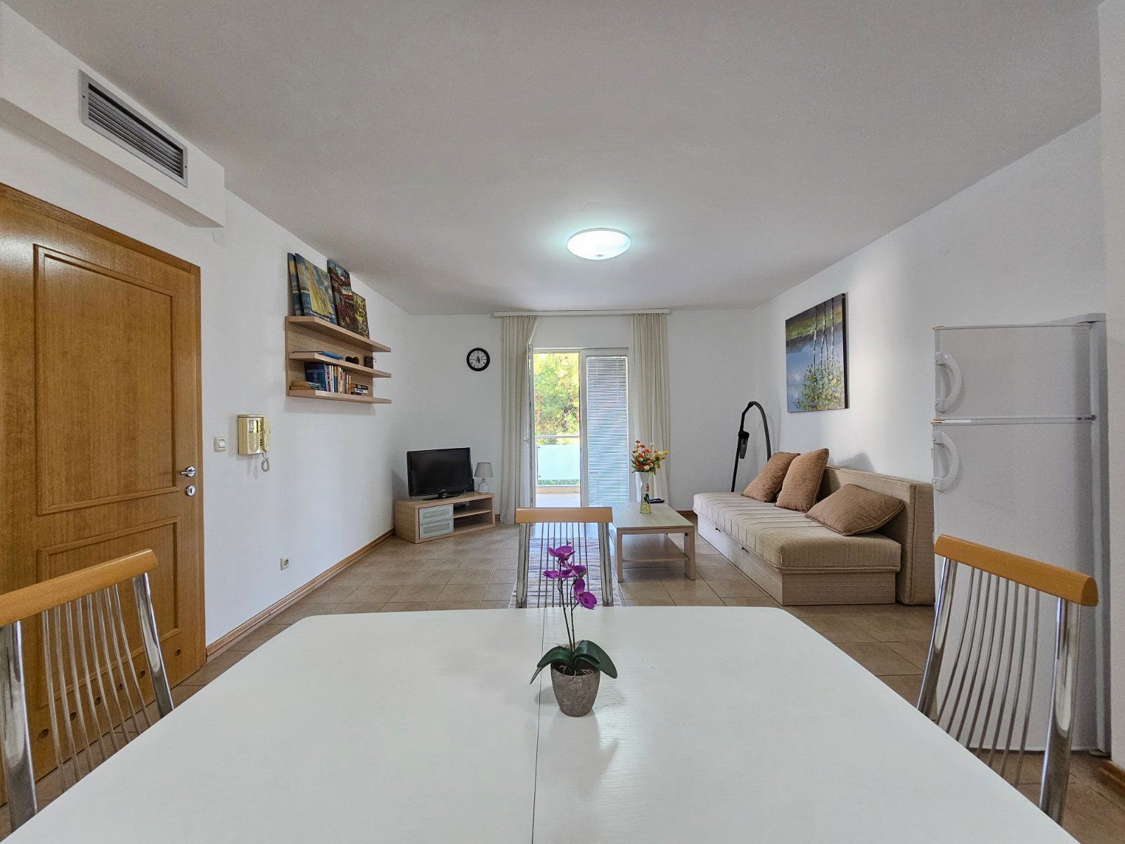 amforaproperty.com/Dvosoban namesten stan 90m2 sa pogledom na more na atraktivnoj lokaciji -Becici