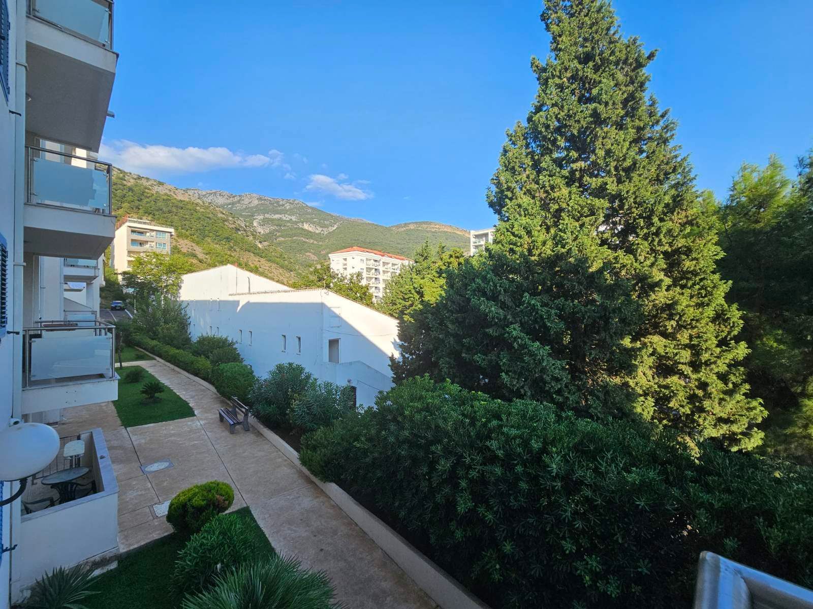amforaproperty.com/Dvosoban namesten stan 90m2 sa pogledom na more na atraktivnoj lokaciji -Becici