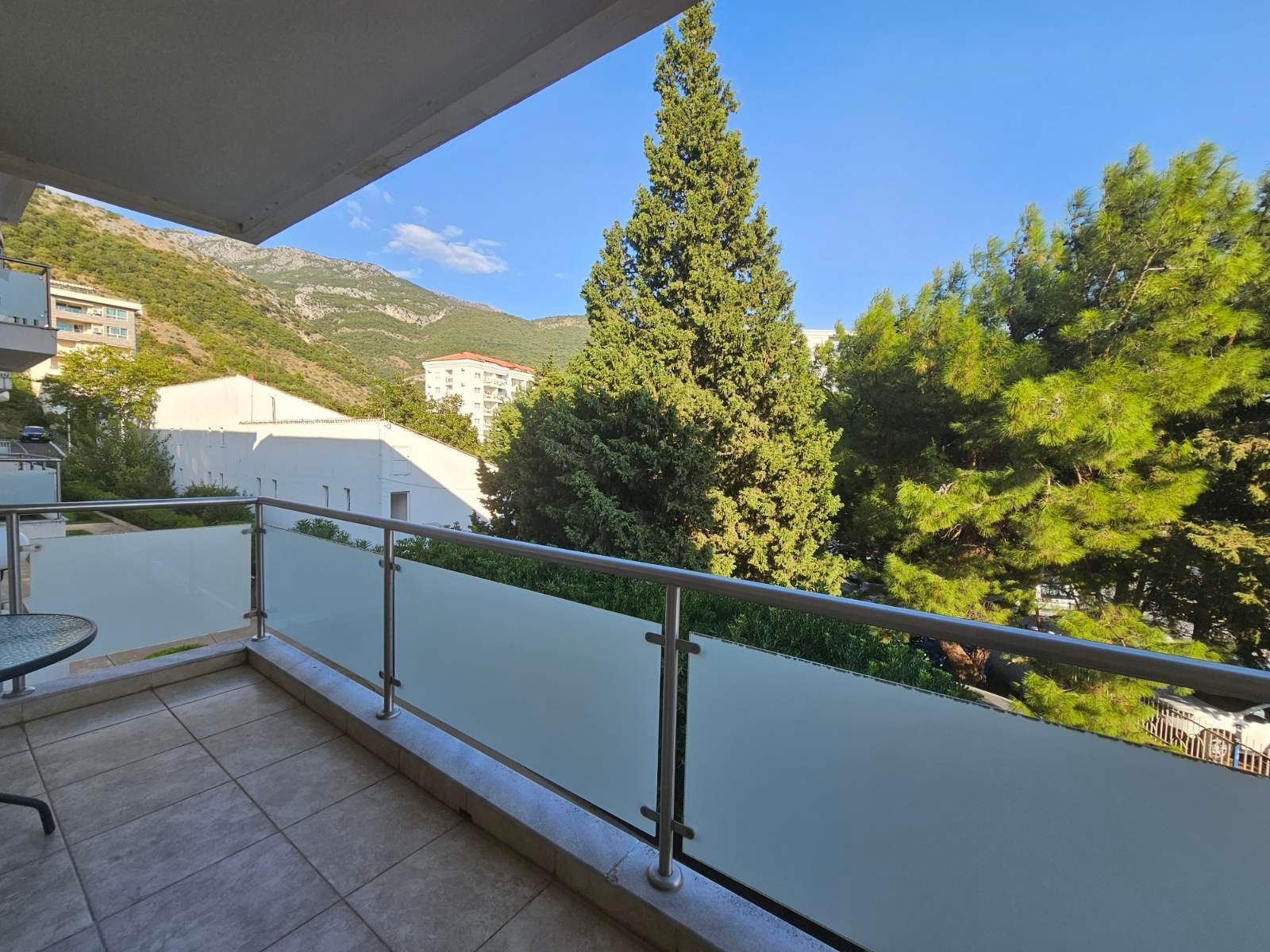 amforaproperty.com/Dvosoban namesten stan 90m2 sa pogledom na more na atraktivnoj lokaciji -Becici