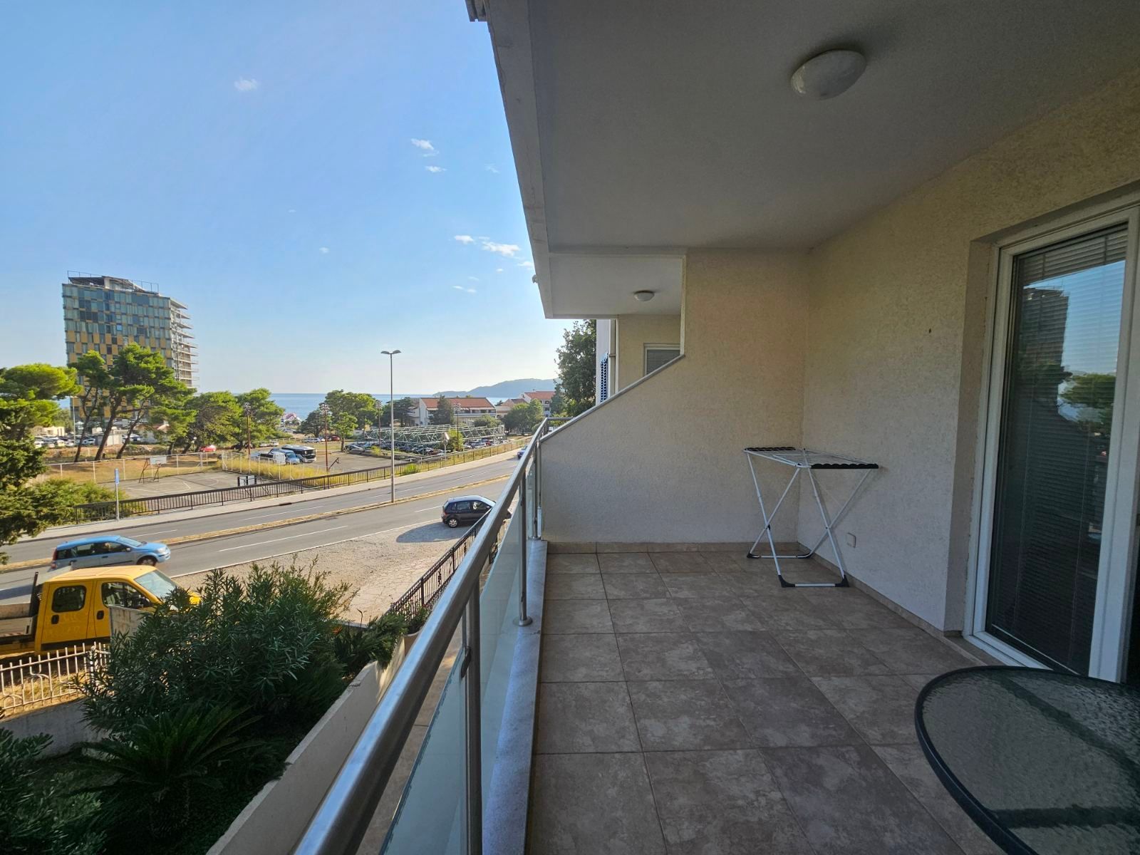 amforaproperty.com/Dvosoban namesten stan 90m2 sa pogledom na more na atraktivnoj lokaciji -Becici